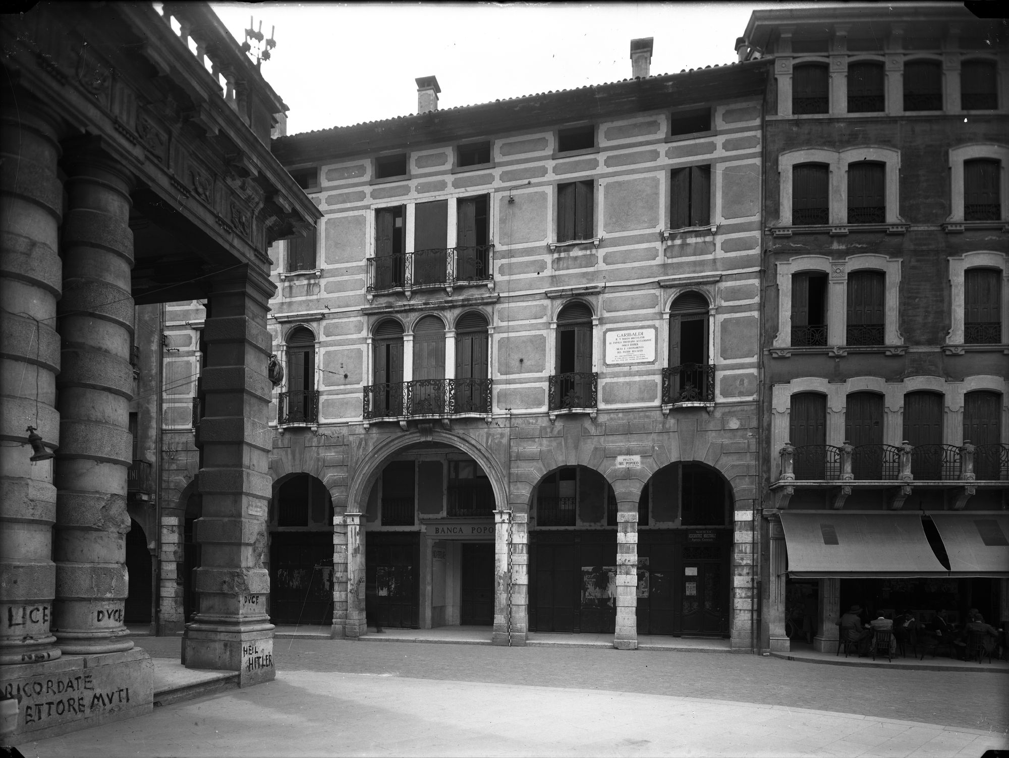 Piazza dei Signori. Prospetto del palazzo già albergo reale (negativo) di Gabinetto fotografico (XX)