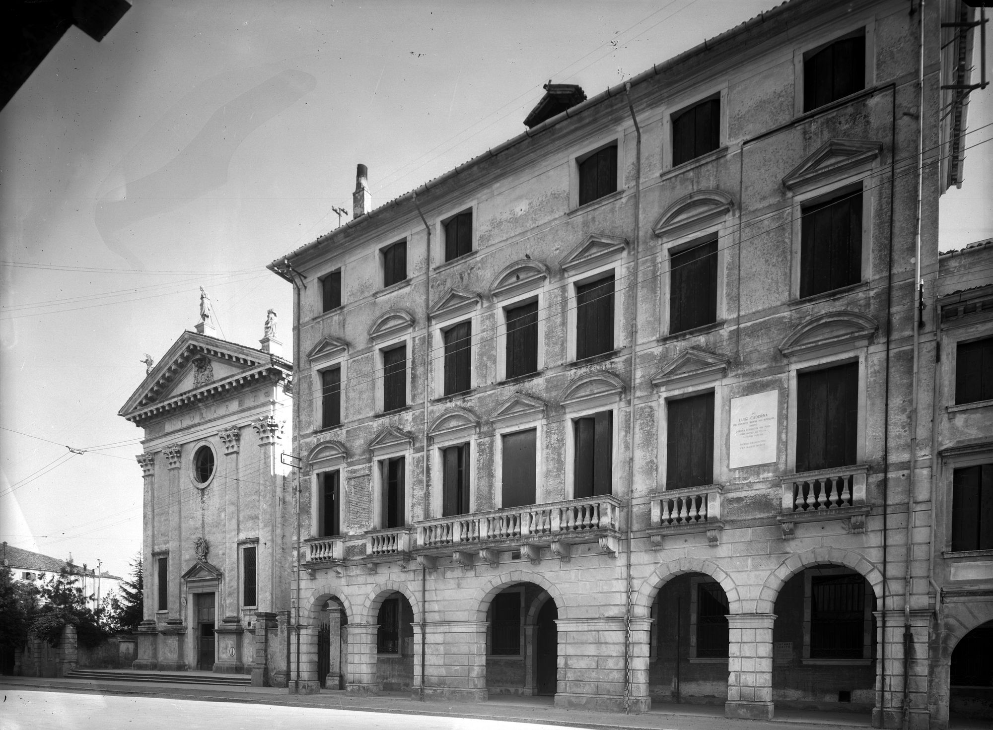 Borgo Cavour 5. Prospetto palazzo Revedin (negativo) di Gabinetto fotografico (XX)