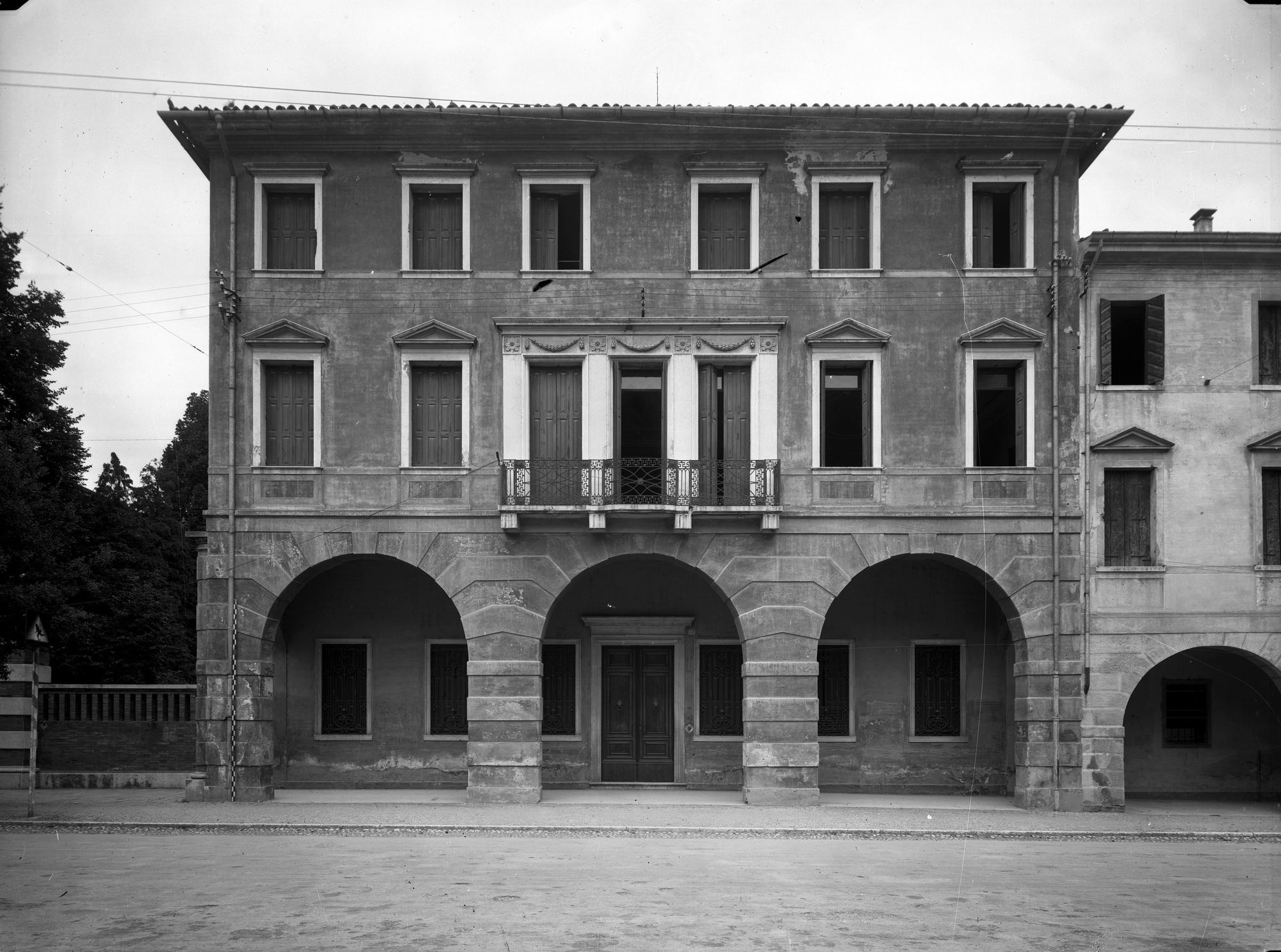 Borgo Cavour 38. Prospetto con fregi stile imperò (negativo) di Gabinetto fotografico (XX)