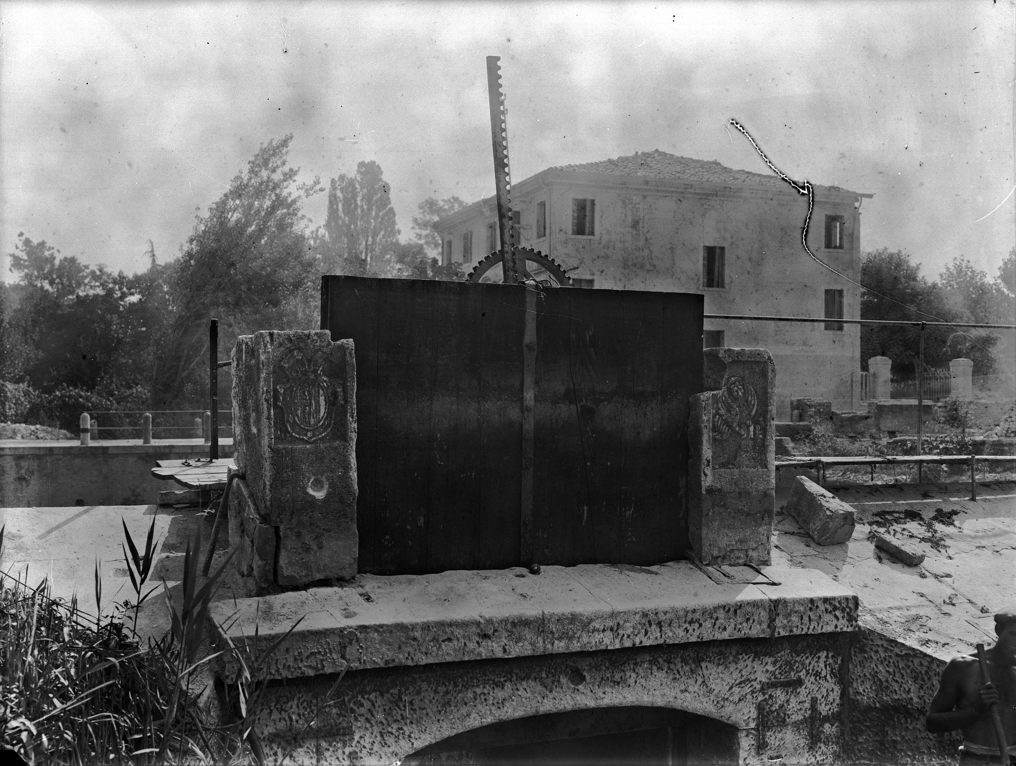 Canale della Polveriera. Stemmi trovati nelle chiuse del canale (negativo) di Gabinetto fotografico (XX)