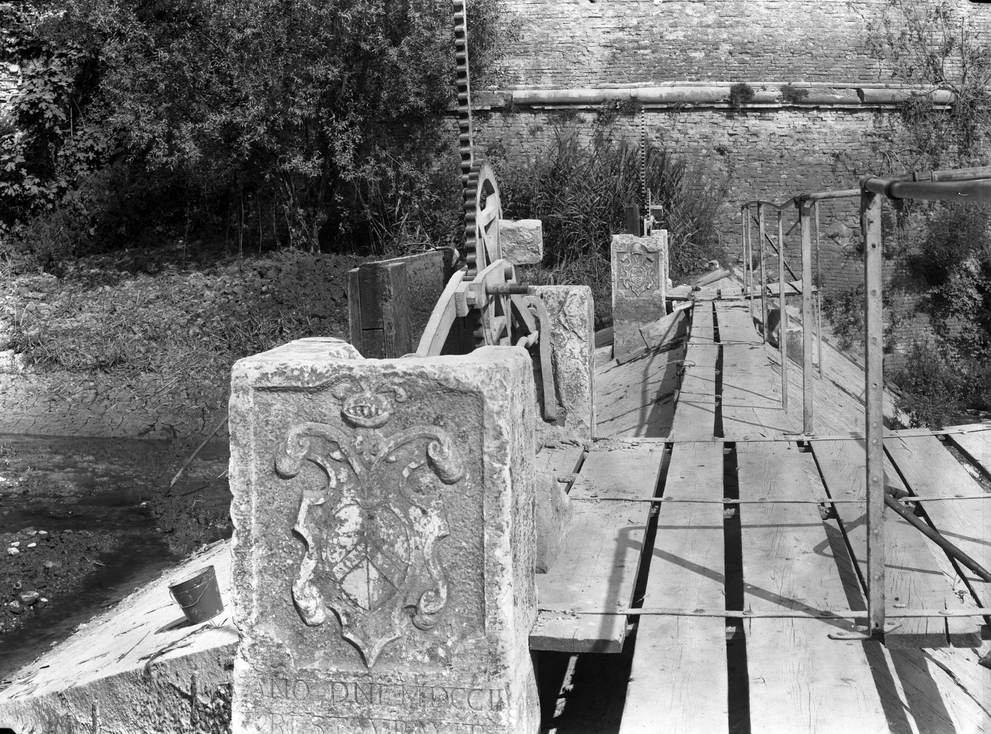 Canale della Polveriera. Stemmi trovati nelle chiuse del canale (negativo) di Gabinetto fotografico (XX)