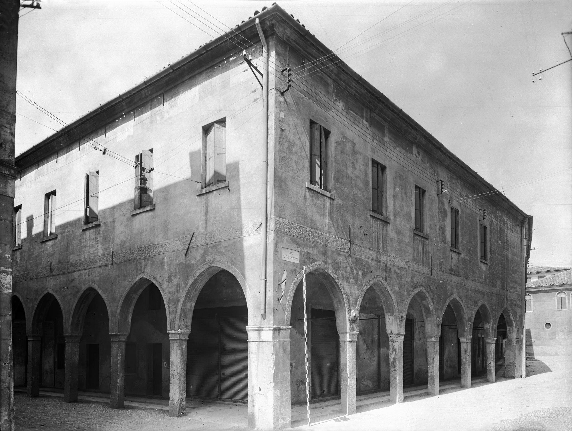 Via Manzoni 1. Veduta d'insieme della casa al n. 1 (negativo) di Gabinetto fotografico (XX)