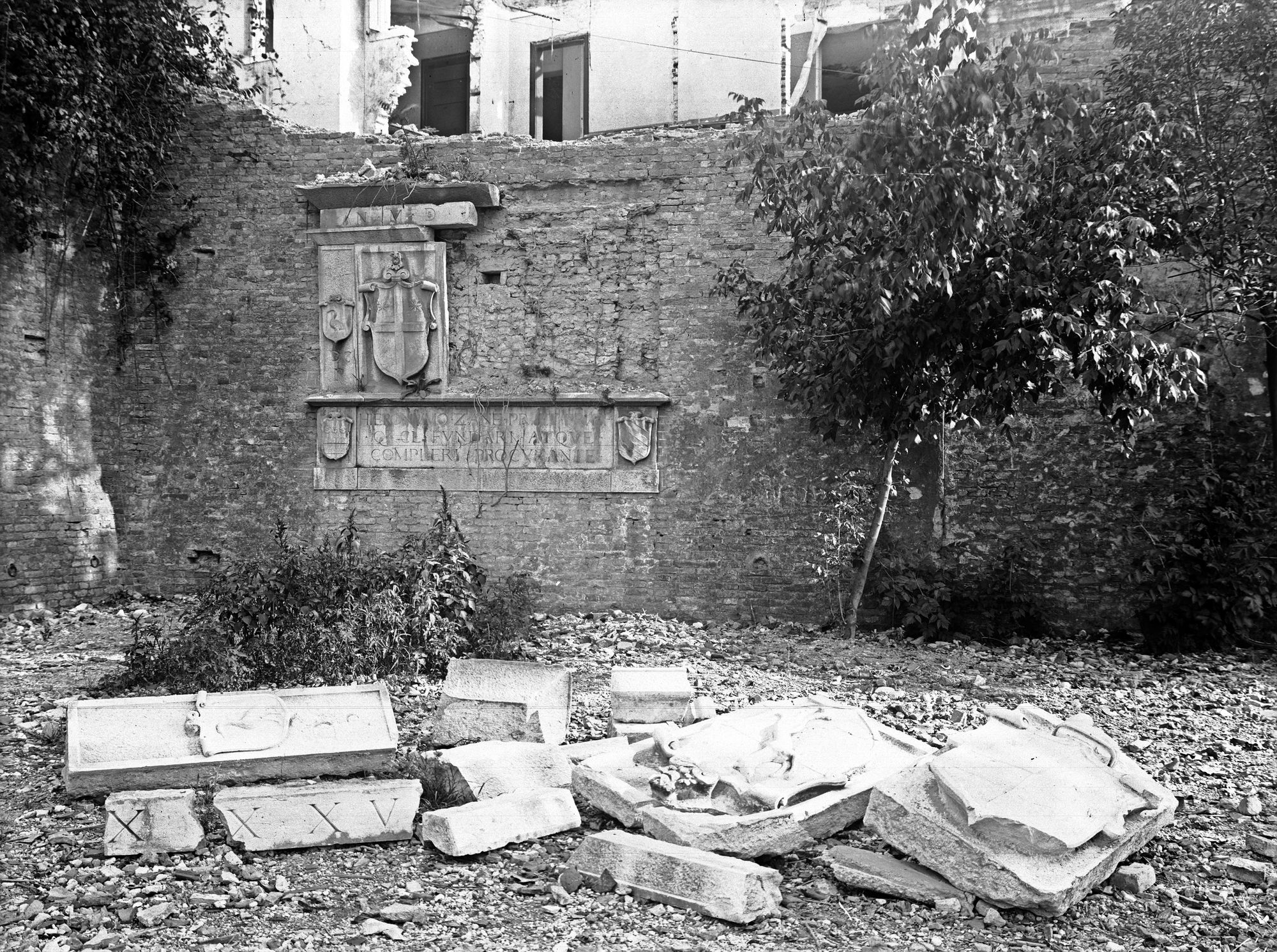 Bastione. Gruppo di stemmi in pietra crollato per il bombardamento del 7/04/1944 (negativo) di Gabinetto fotografico (XX)