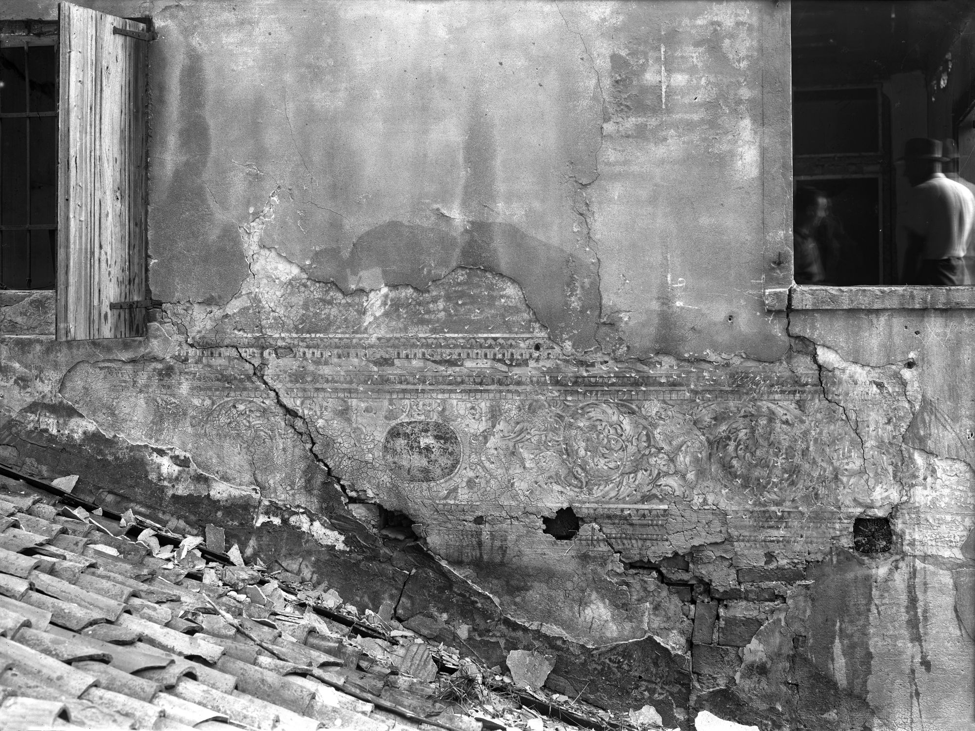 Via re Umberto. Casa dietro la loggia dei Cavalieri. Fregio cinquecentesco all'esterno (negativo) di Gabinetto fotografico (XX)