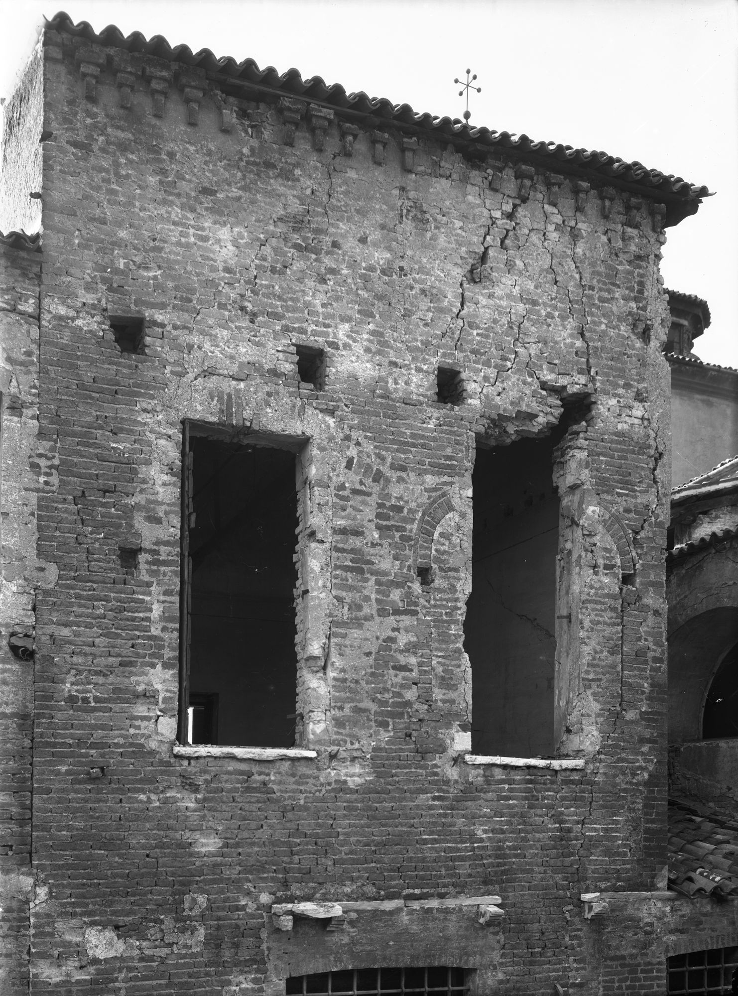 Duomo. Canoniche vecchie finestra bifora (negativo) di Gabinetto fotografico (XX)