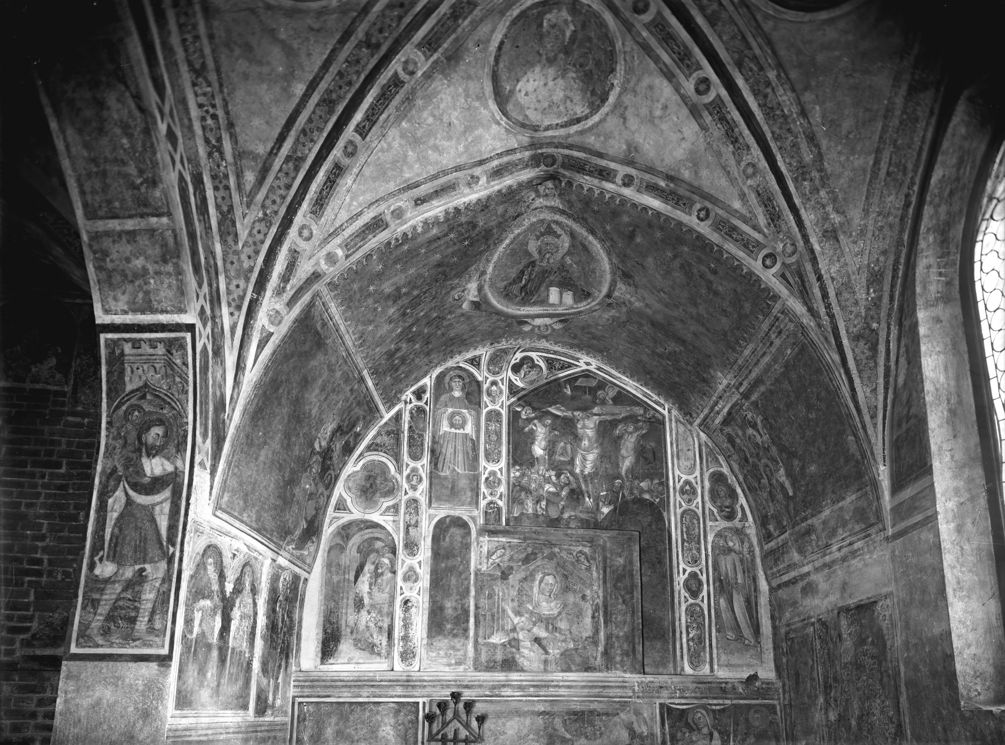 Santa Lucia. Cappella di Santa Maria. Veduta della cappella con affreschi (negativo) di Gabinetto fotografico (XX)