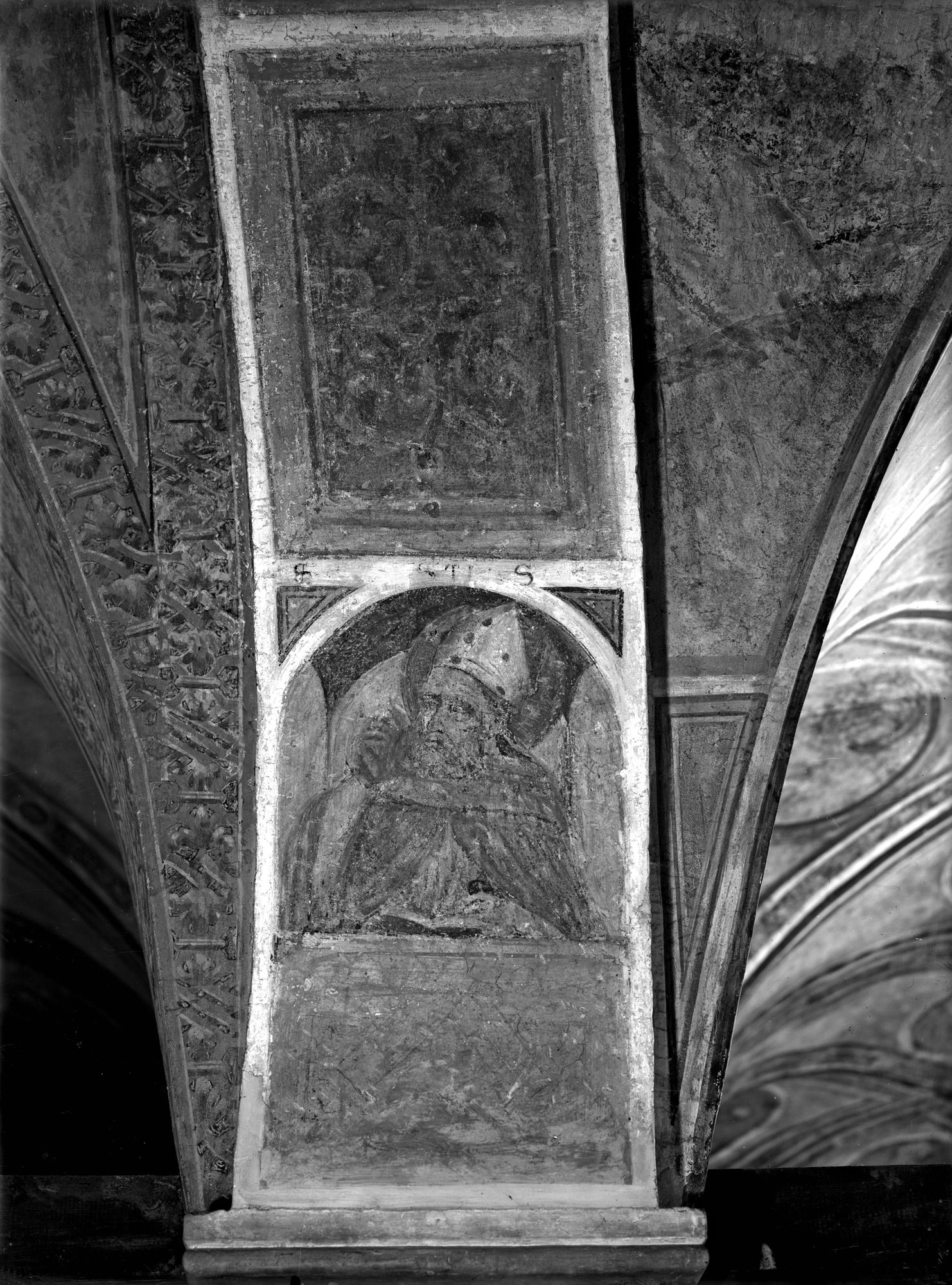 Chiesa Santa Lucia. Intradosso di un arco con Santo mitrato. (negativo) di Gabinetto fotografico (XX)