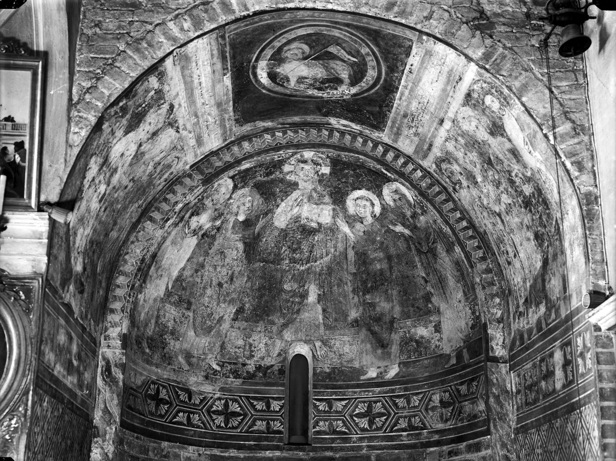 Chiesa San Vito. Frontale di un semicatino romanico. Cristo e quattro apostoli. Pittura del sec. XII-XIII (negativo) di Gabinetto fotografico (XX)