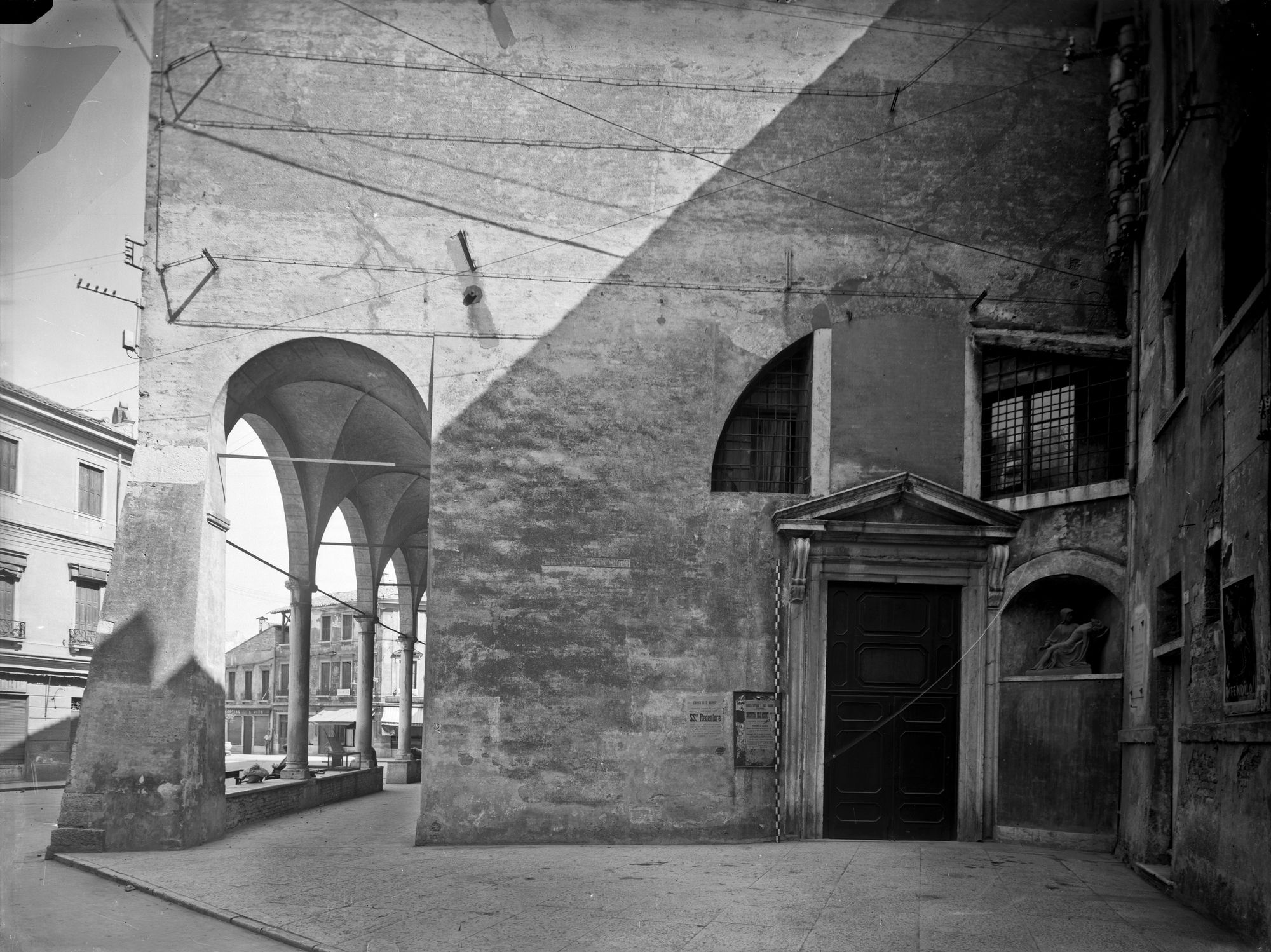 Chiesa San Vito. Portale e portico (negativo) di Gabinetto fotografico (XX)