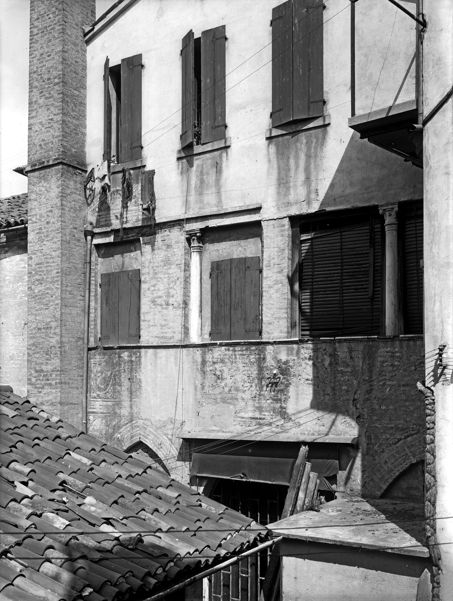 Casa in via Municipio 7. Facciata sul corrtile con colonna e decorazione a fresco. Sec. XV (negativo) di Gabinetto fotografico (XX)