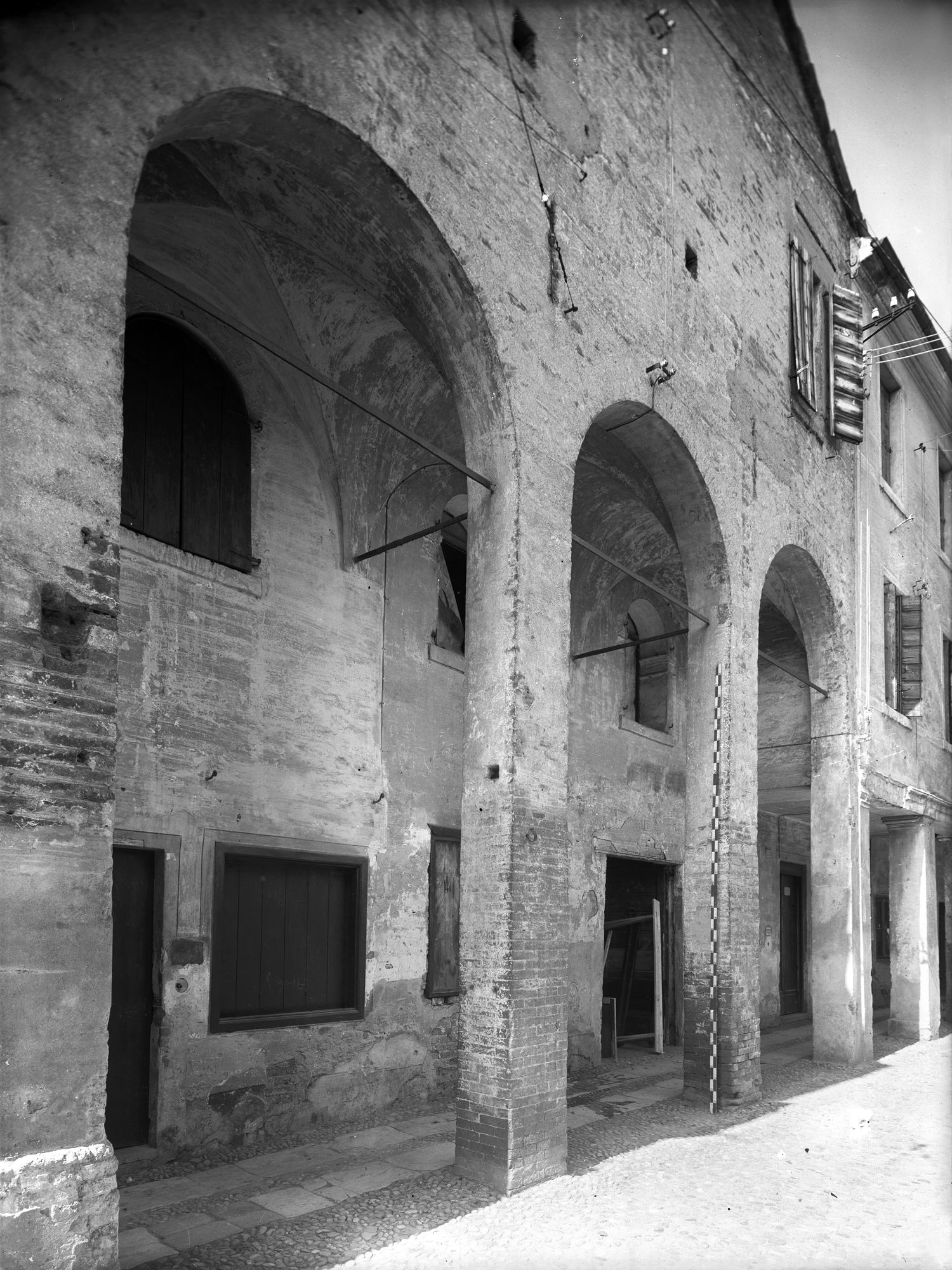 Ex convento di San Parisio. Particolare esterno sec. XVI (negativo) di Gabinetto fotografico (XX)