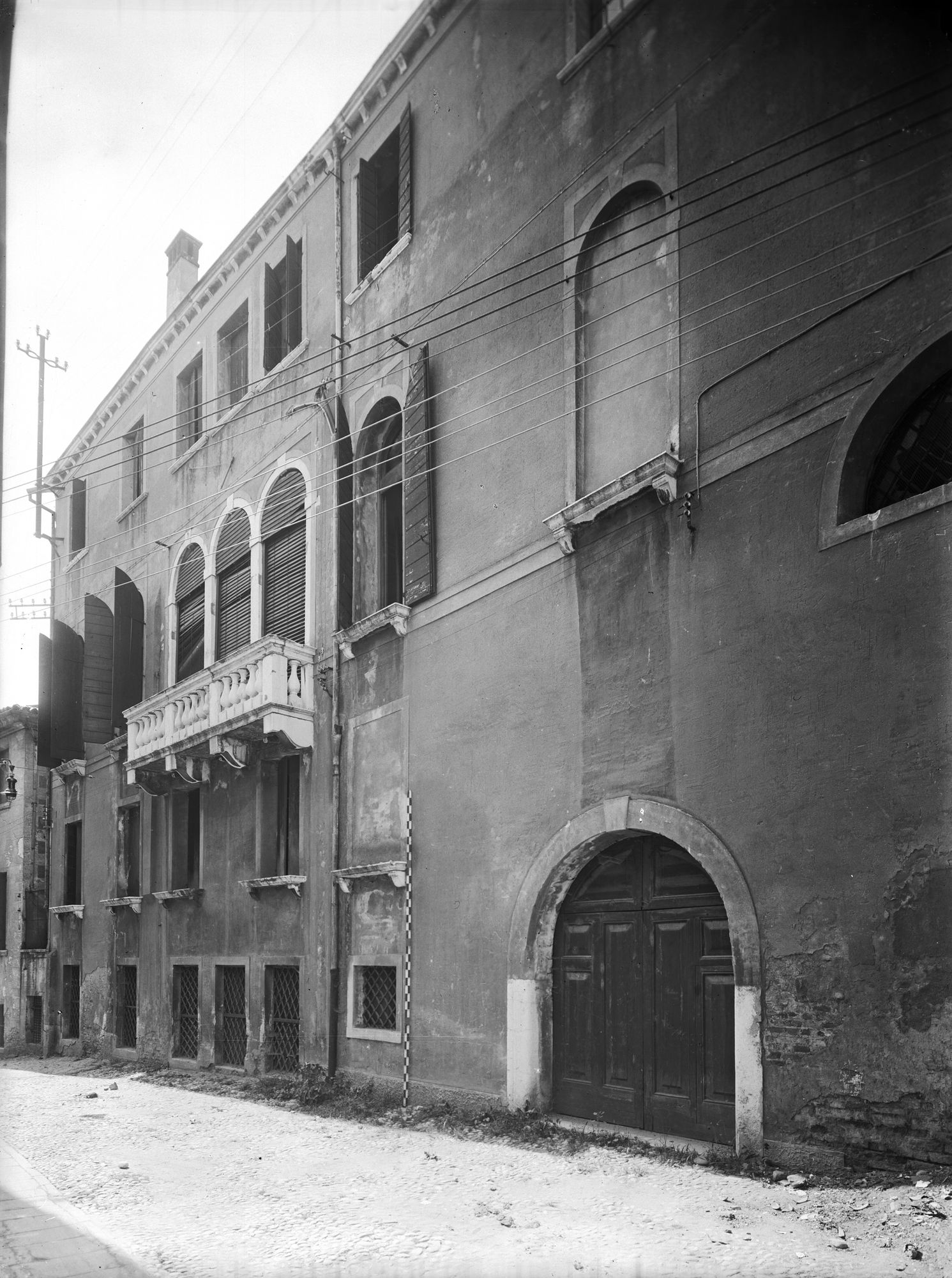 Casa in Rivale Filodrammatici. Facciata con poggiolo con tre finestre (negativo) di Gabinetto fotografico (XX)