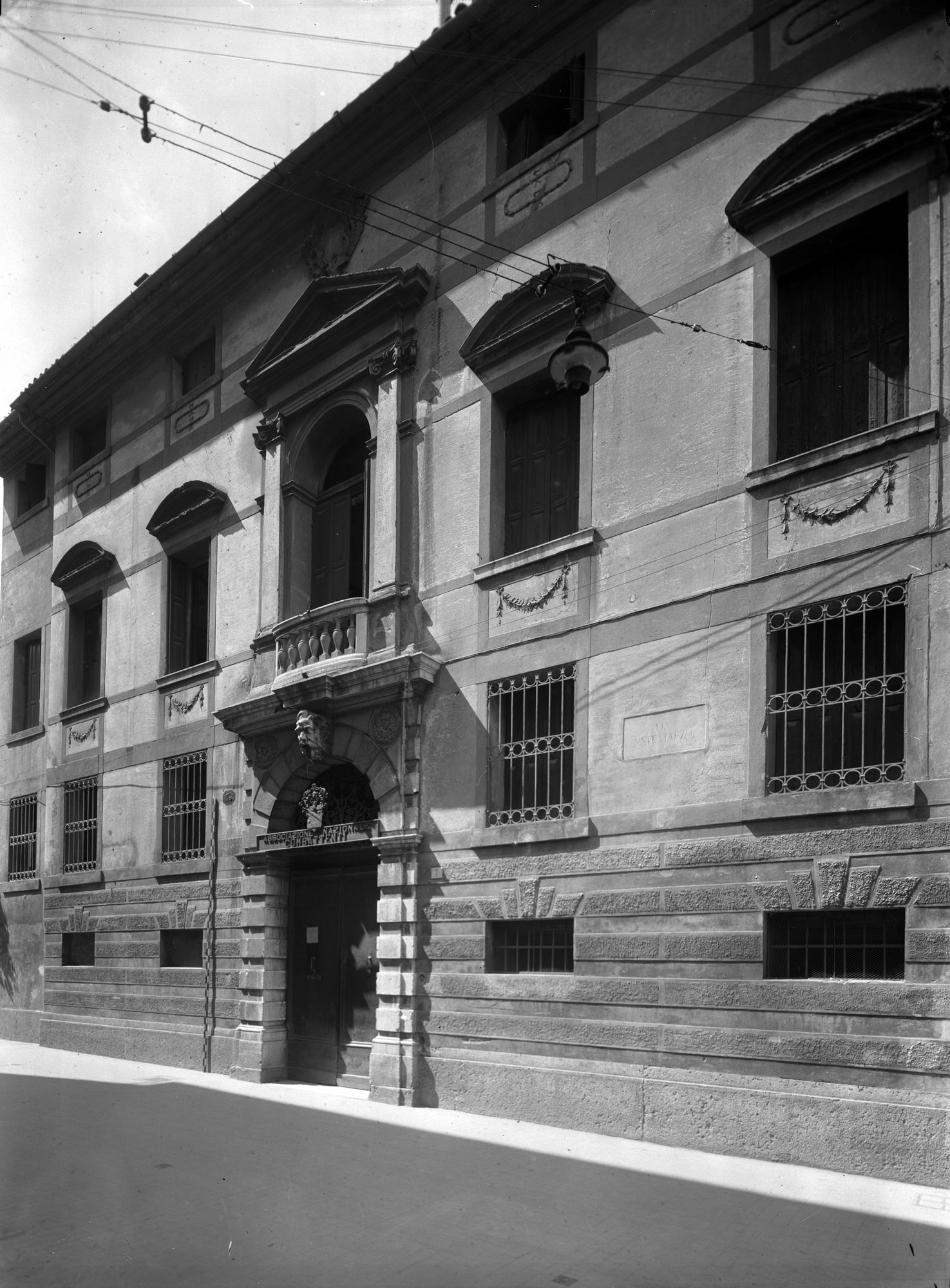 Palazzo in via Cornarotto 7. Facciata del sec. XVIII, portale con Mascherone (negativo) di Gabinetto fotografico (XX)