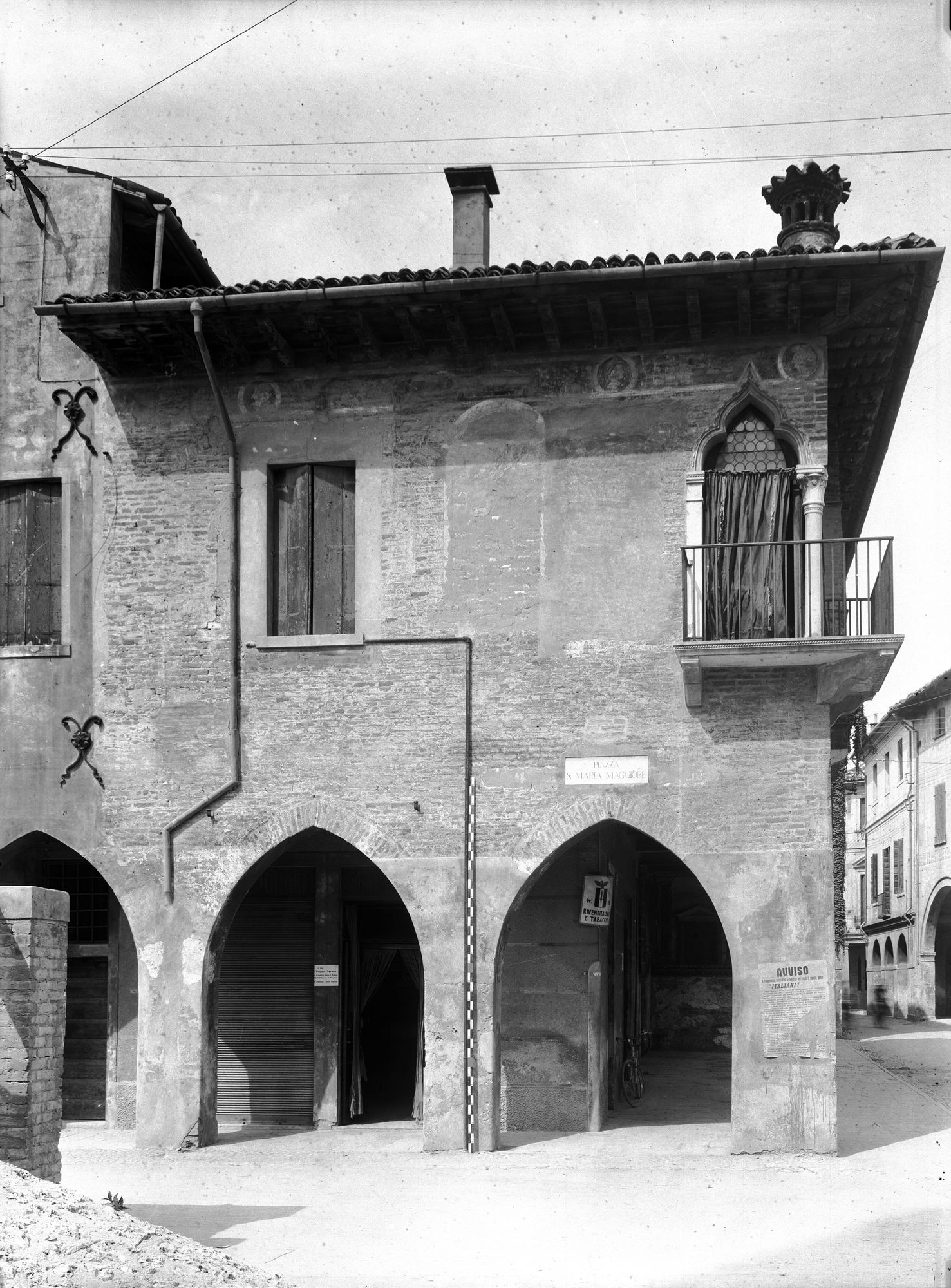 Via Carlo Alberto 70-71. Casa gotica del sec. XV con fascia a fogliami con tondi (negativo) di Gabinetto fotografico (XX)