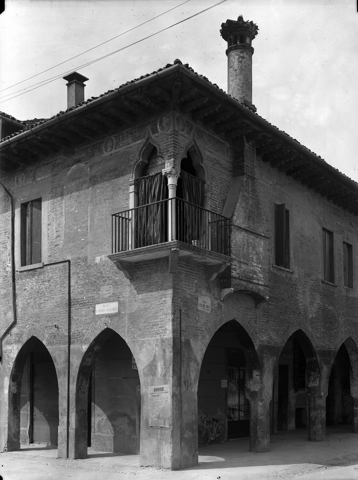 Via Carlo Alberto 70-71. Casa gotica del sec. XV con fascia a fogliami con tondi (negativo) di Gabinetto fotografico (XX)