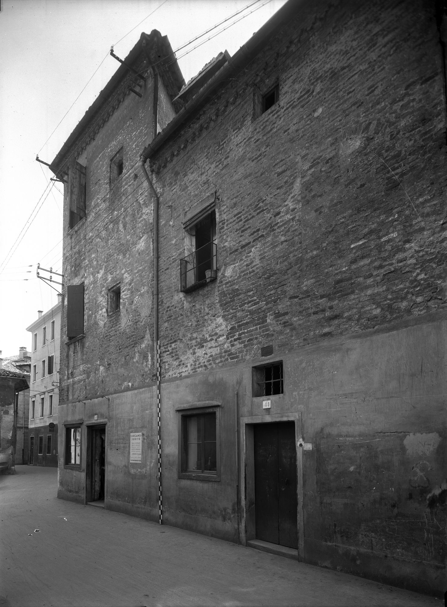 Casa in via Palestro 44-48. facciata sec. XVI con traccie di decorazione a fresco (negativo) di Gabinetto fotografico (XX)