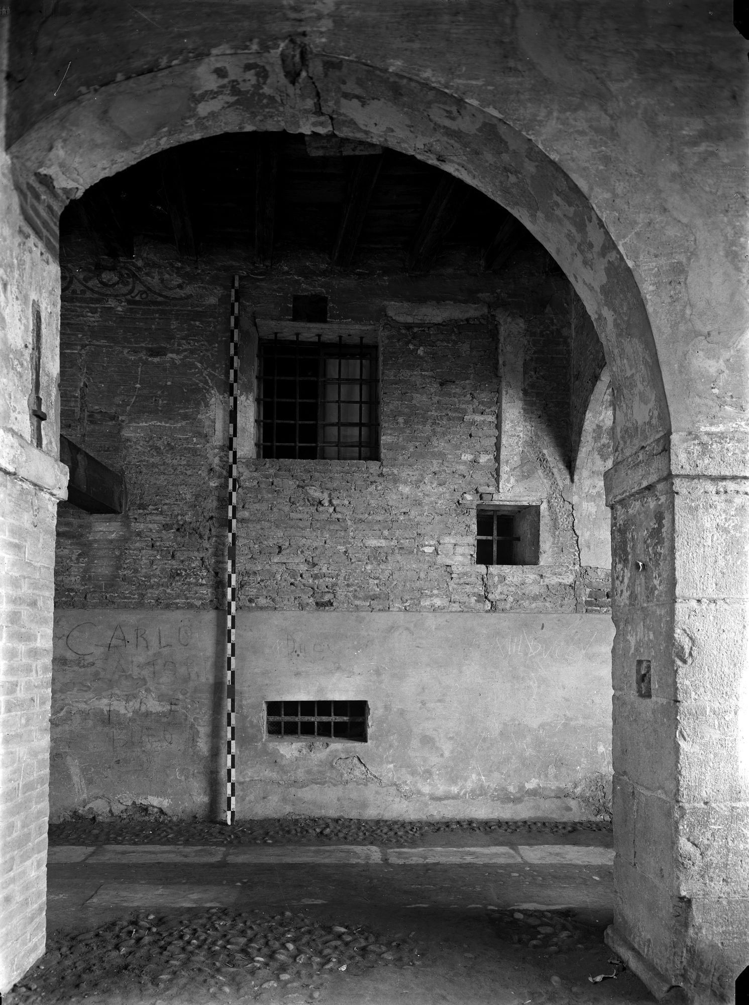 Casa in Vicolo Buranelli 1. Portico con fascia dipinta e decorazioni in cotto sec. XIII (negativo) di Gabinetto fotografico (XX)