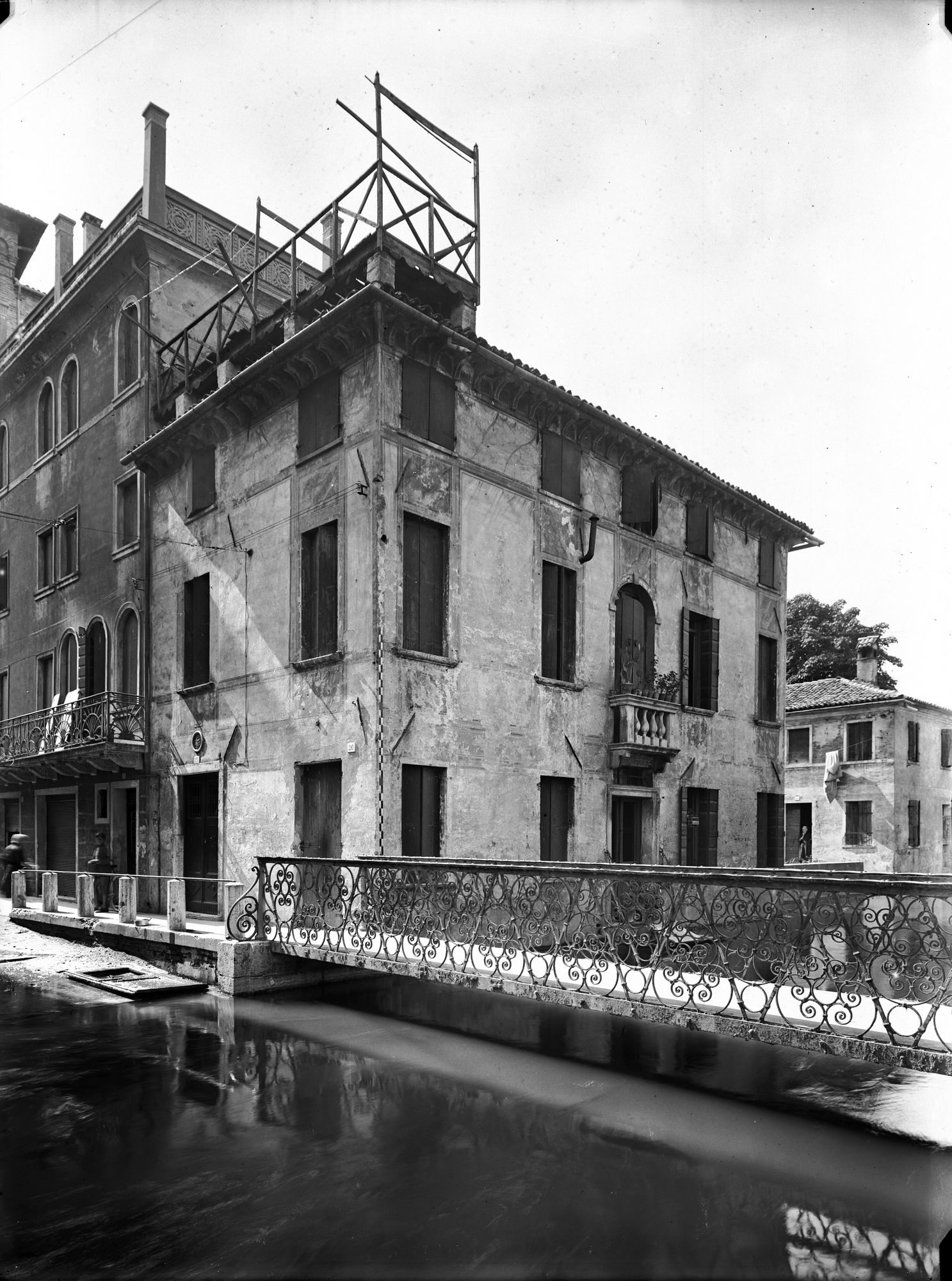 Casa sul canale dei Buranelli 25-26. Veduta d' insieme (negativo) di Gabinetto fotografico (XX)