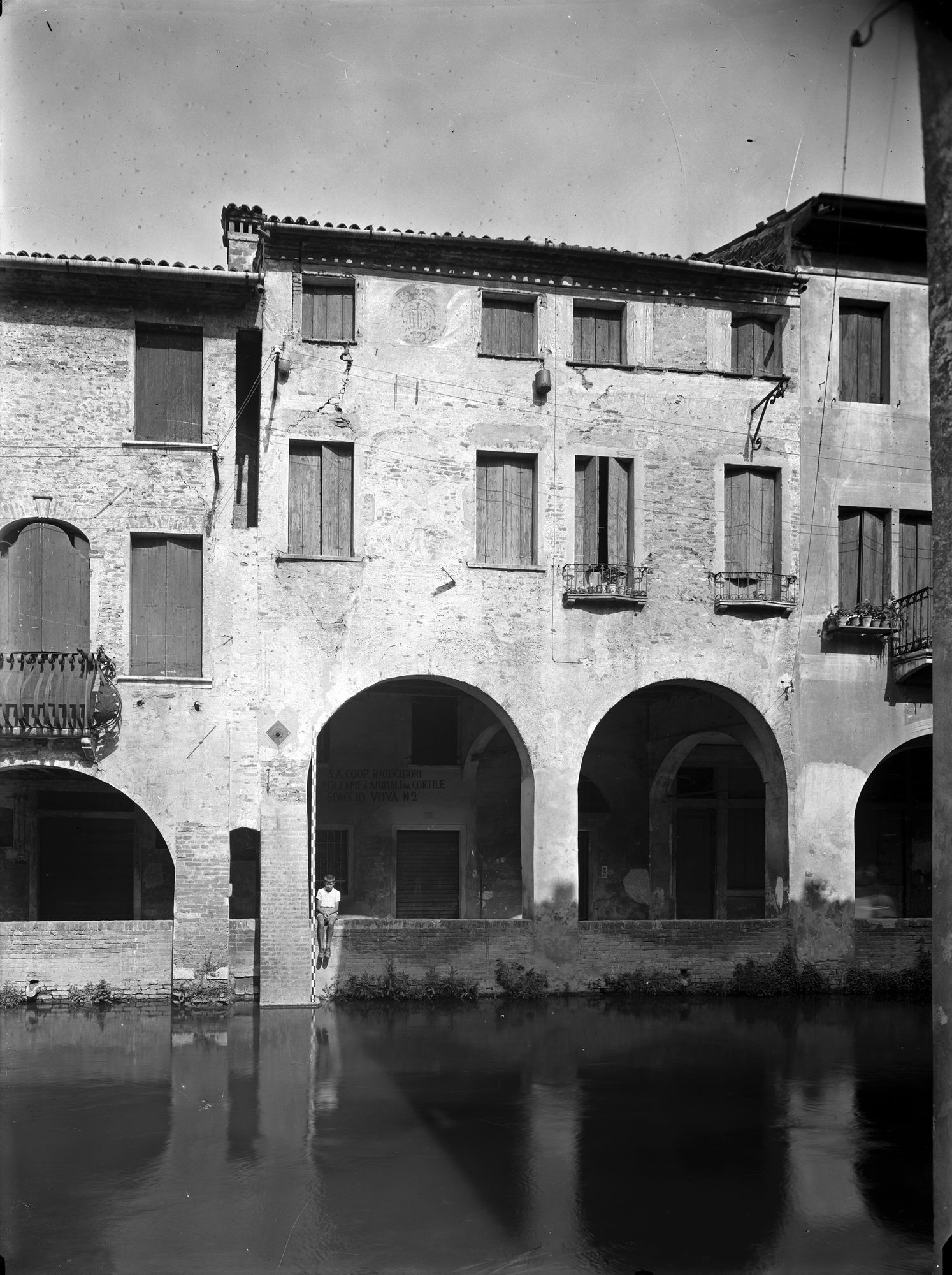 Canale dei Buranelli. Casa al N. 21-23 del sec. XVI rifatta modernamente (negativo) di Gabinetto fotografico (XX)