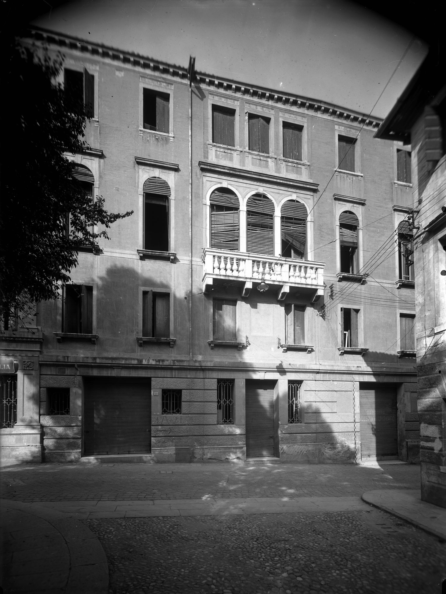 Casa in via Regina Margherita 25. Facciata sec. XVI (negativo) di Gabinetto fotografico (XX)