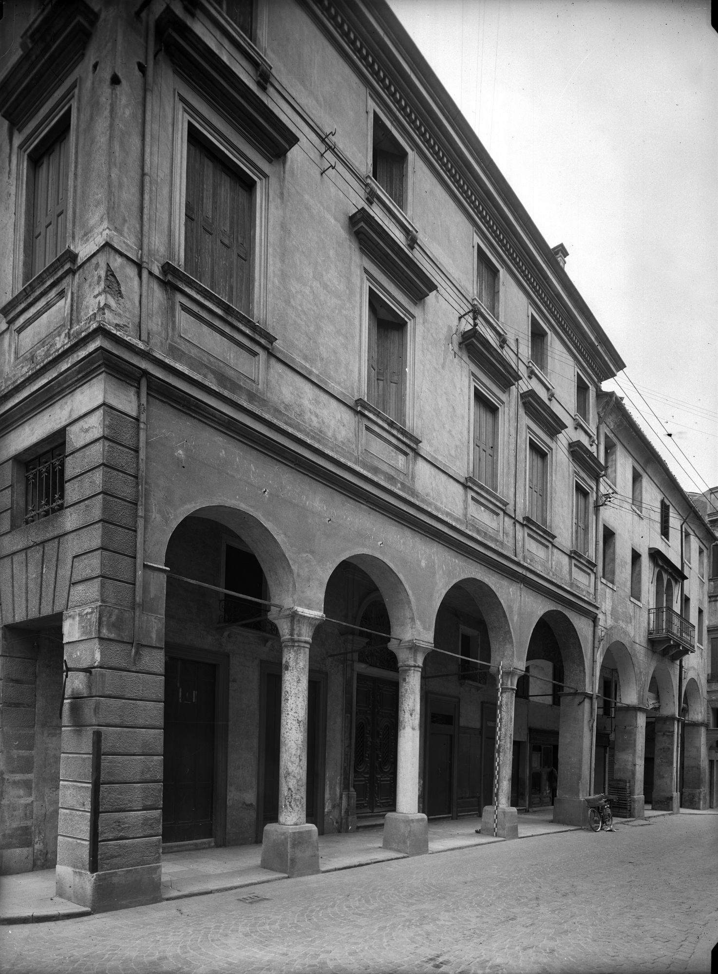 Casa in via Sant' Agostino 30. Facciata eporticato del sec. XVI rifatta nel XVII e modernamente (negativo) di Gabinetto fotografico (XX)