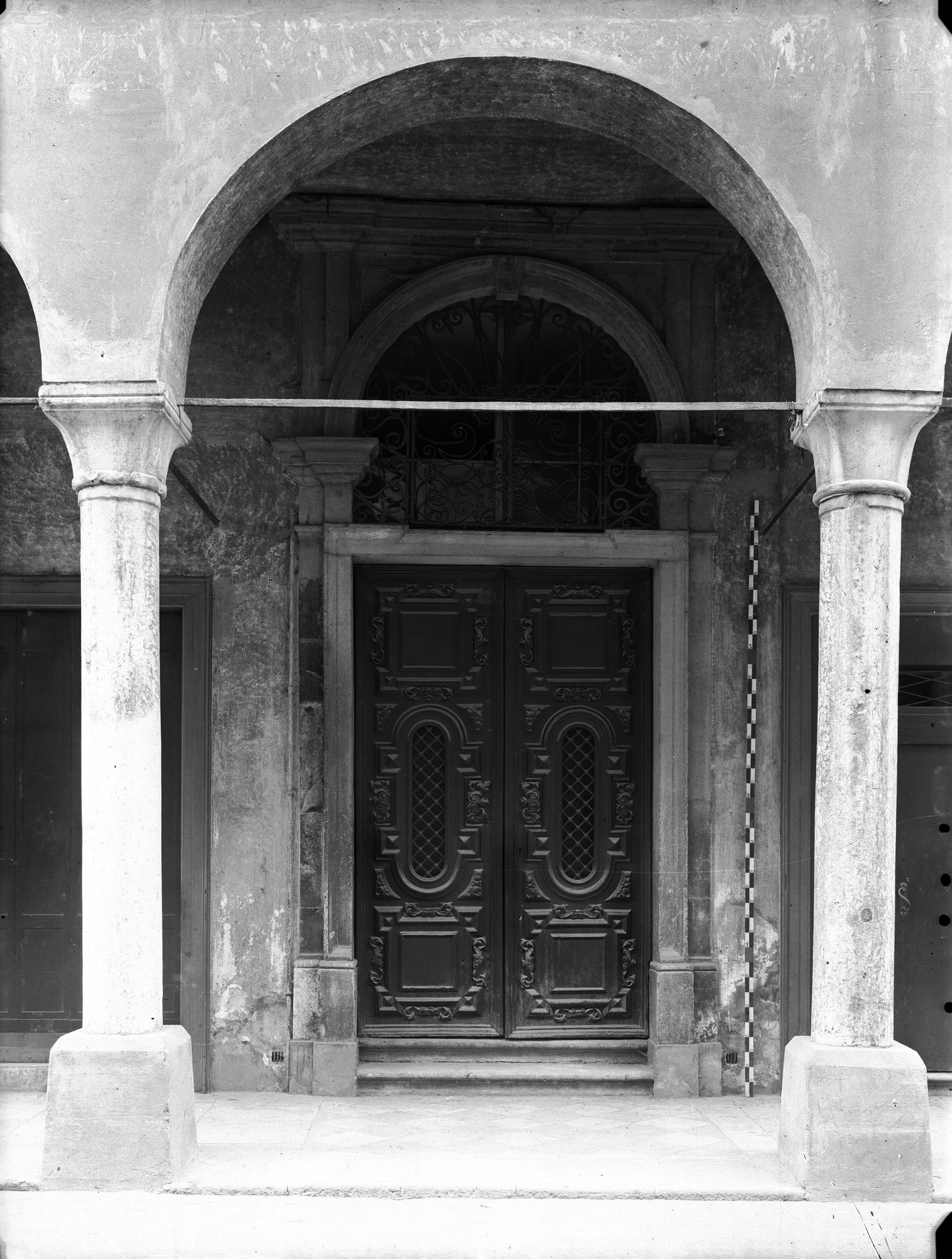 Casa in via Sant' Agostino 30. Facciata eporticato del sec. XVI rifatta nel XVII e modernamente (negativo) di Gabinetto fotografico (XX)