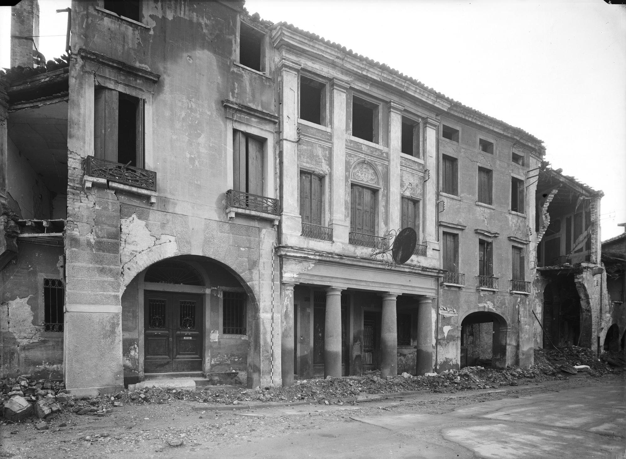 Casa in via Regina Margherita (negativo) di Gabinetto fotografico (XX)