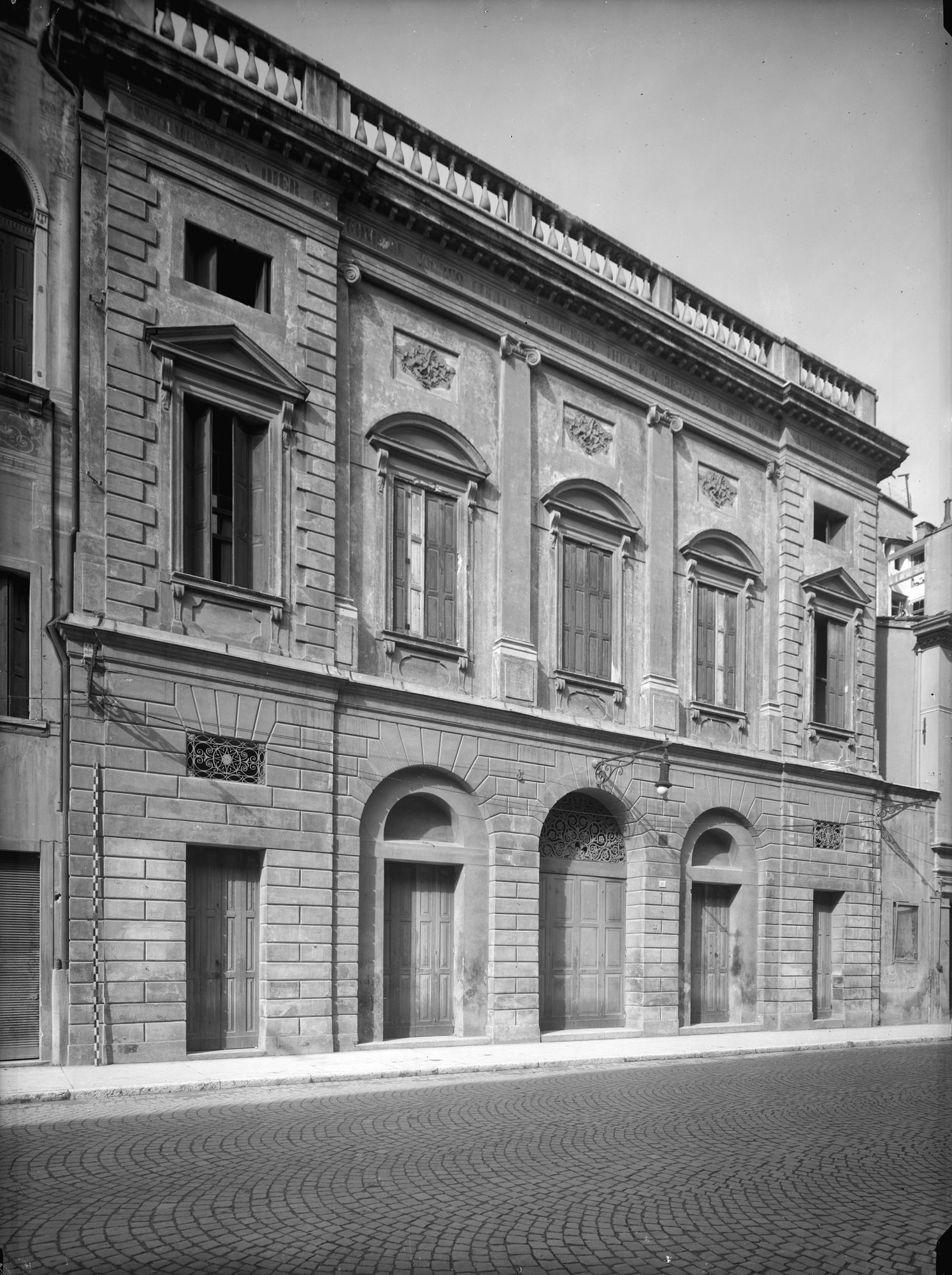 Teatro Comunale, arch. G.Miazzi. Facciata del 1760-65 (negativo) di Gabinetto fotografico (XX)