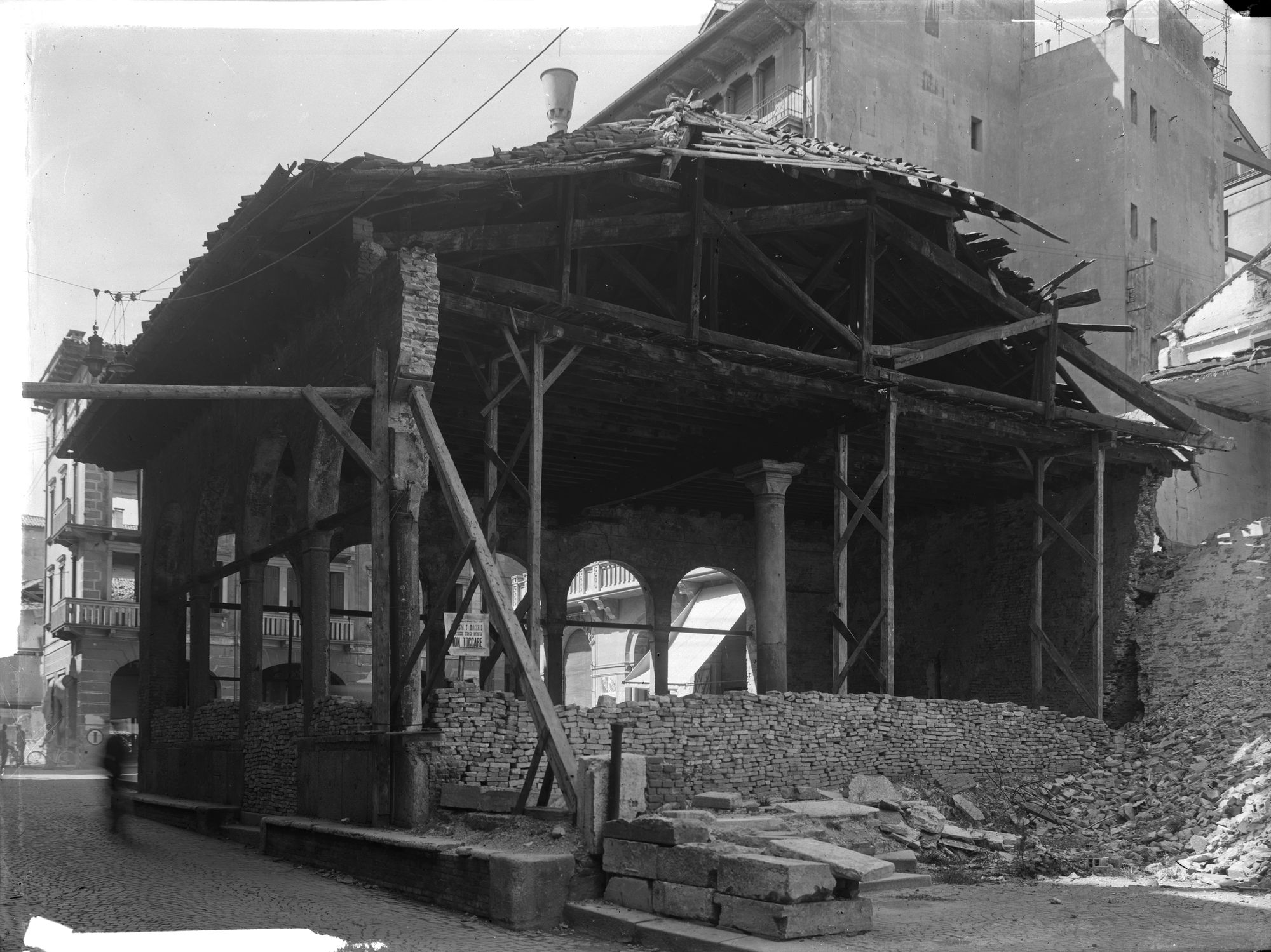 La loggia dei Cavalieri, con danni del bombardamento (negativo) di Gabinetto fotografico (XX)