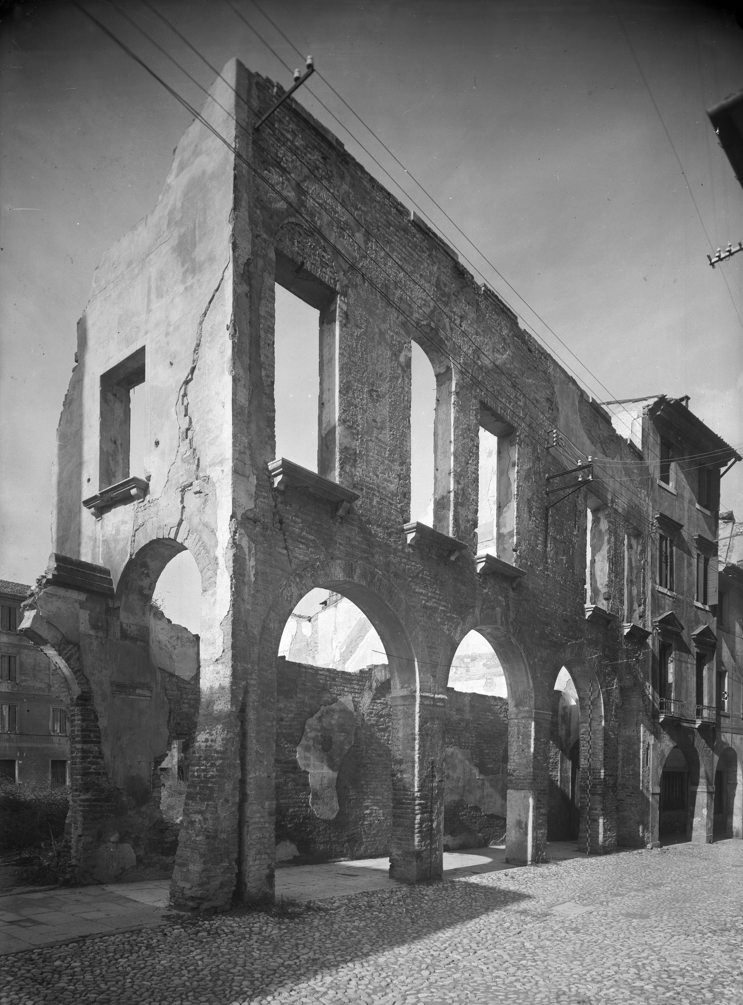 Via Avogari 7. Casa del sec. XIII dopo il bombardamento (negativo) di Gabinetto fotografico (XX)