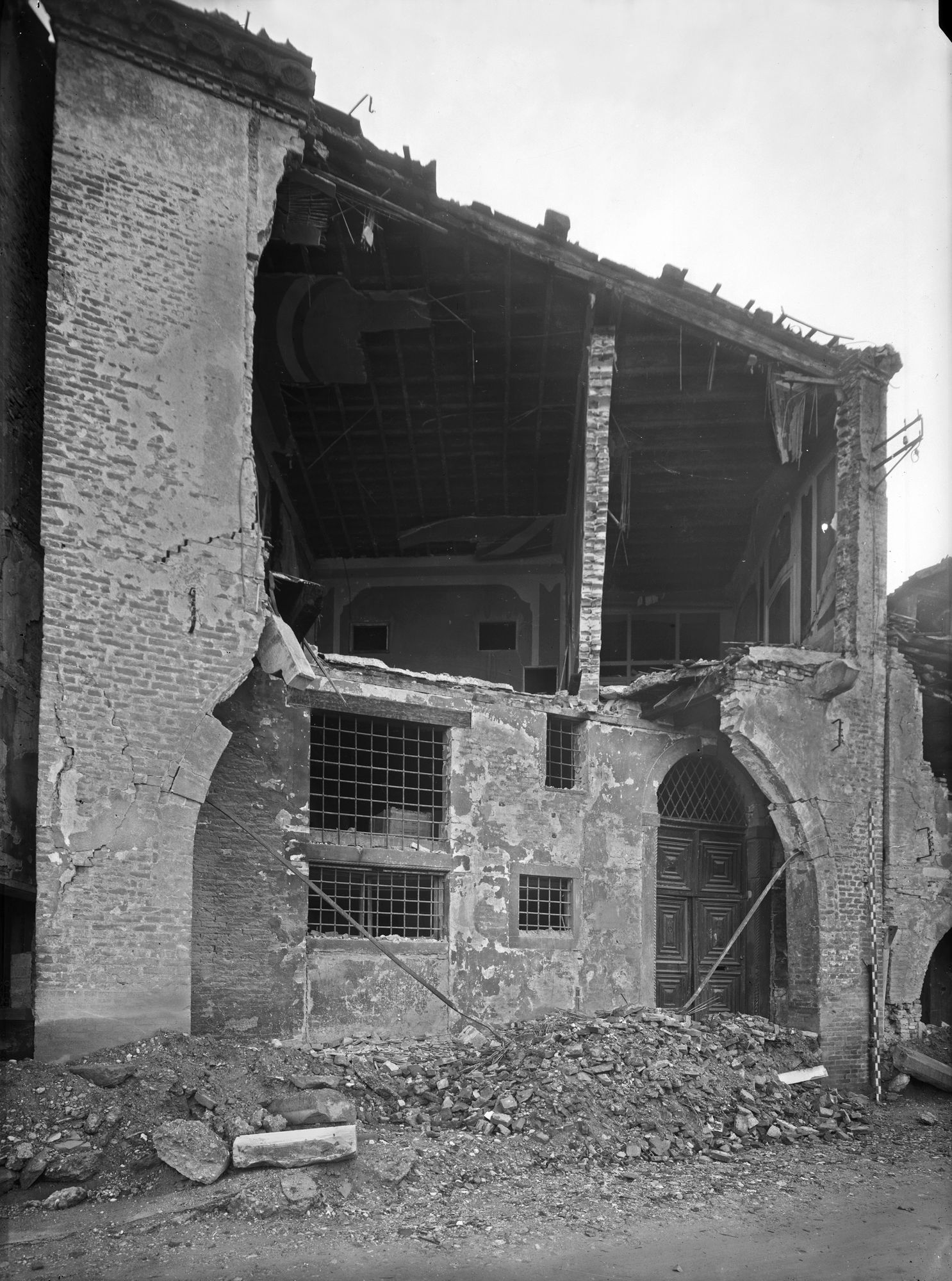 Via Regina Margherita 22. La facciata dopo il bombardamento del 7/4/1945 (negativo) di Gabinetto fotografico (XX)