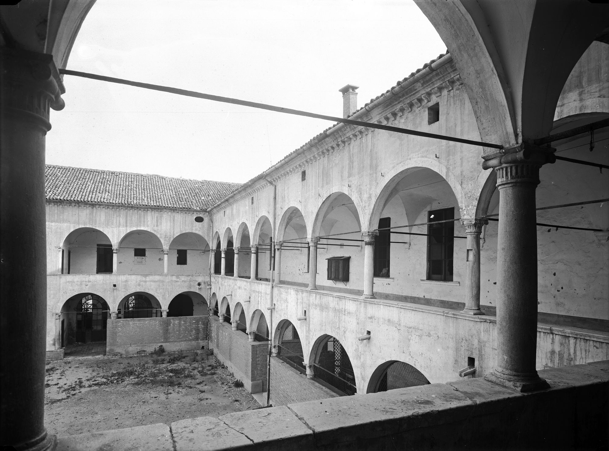 San Paolo. Chiostro del sec. XVI (negativo) di Gabinetto fotografico (XX)