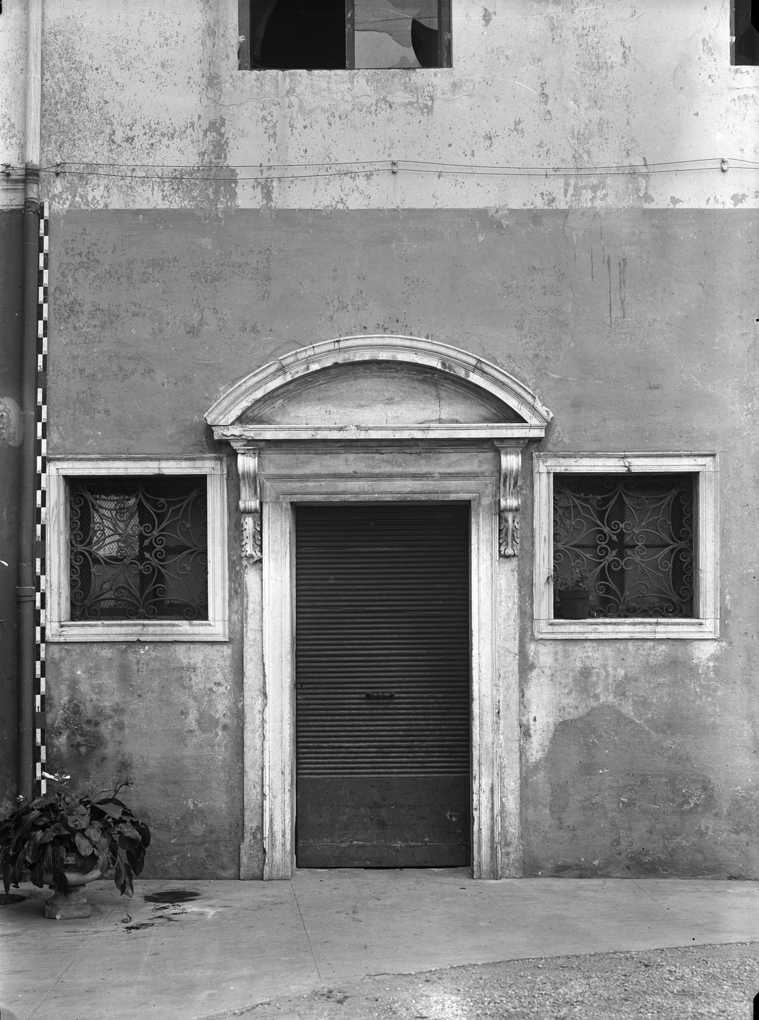 Ex convento di San Paolo. Portale e finestrelle laterali (negativo) di Gabinetto fotografico (XX)