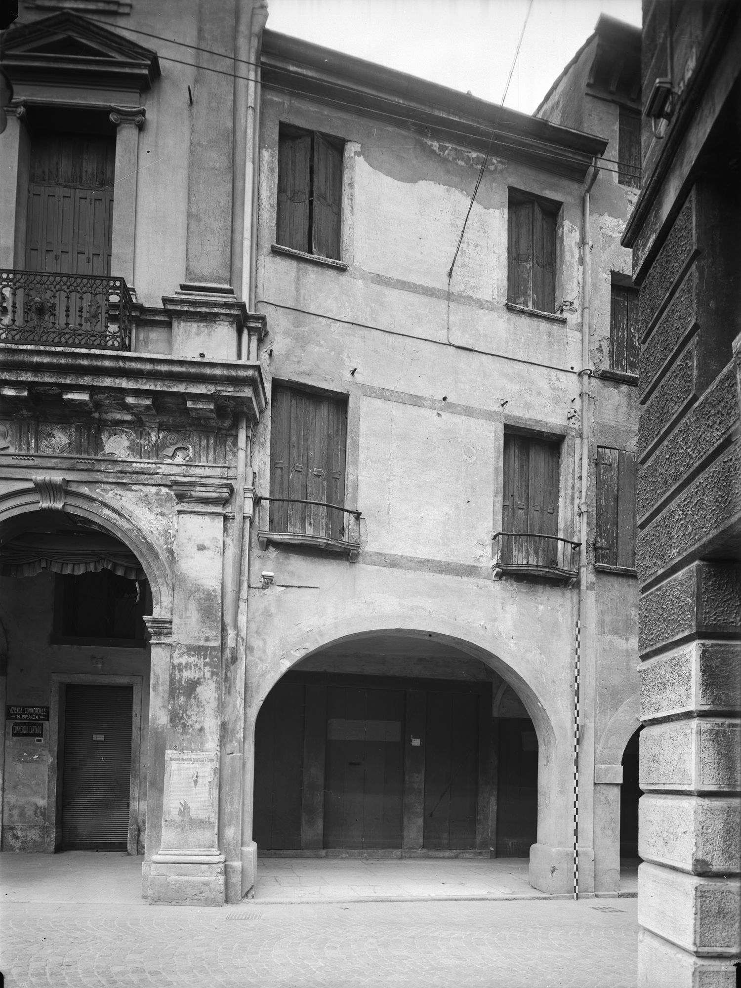 Casa in via Sant' Agostino 6. Esterno (negativo) di Gabinetto fotografico (XX)