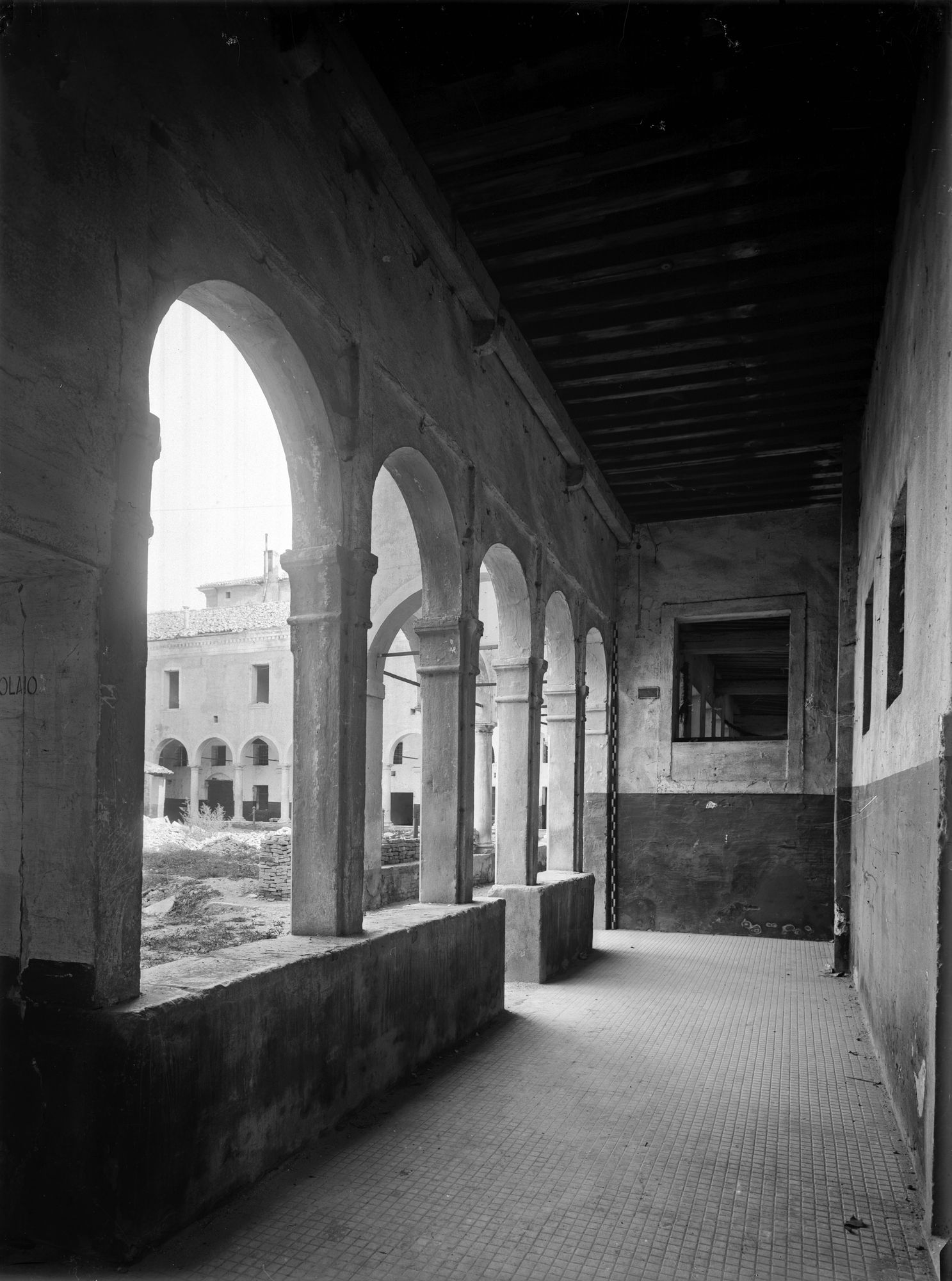 Ex convento Ognisanti. Particolare di un chiostro con colonna del sec. XVI (negativo) di Gabinetto fotografico (XX)