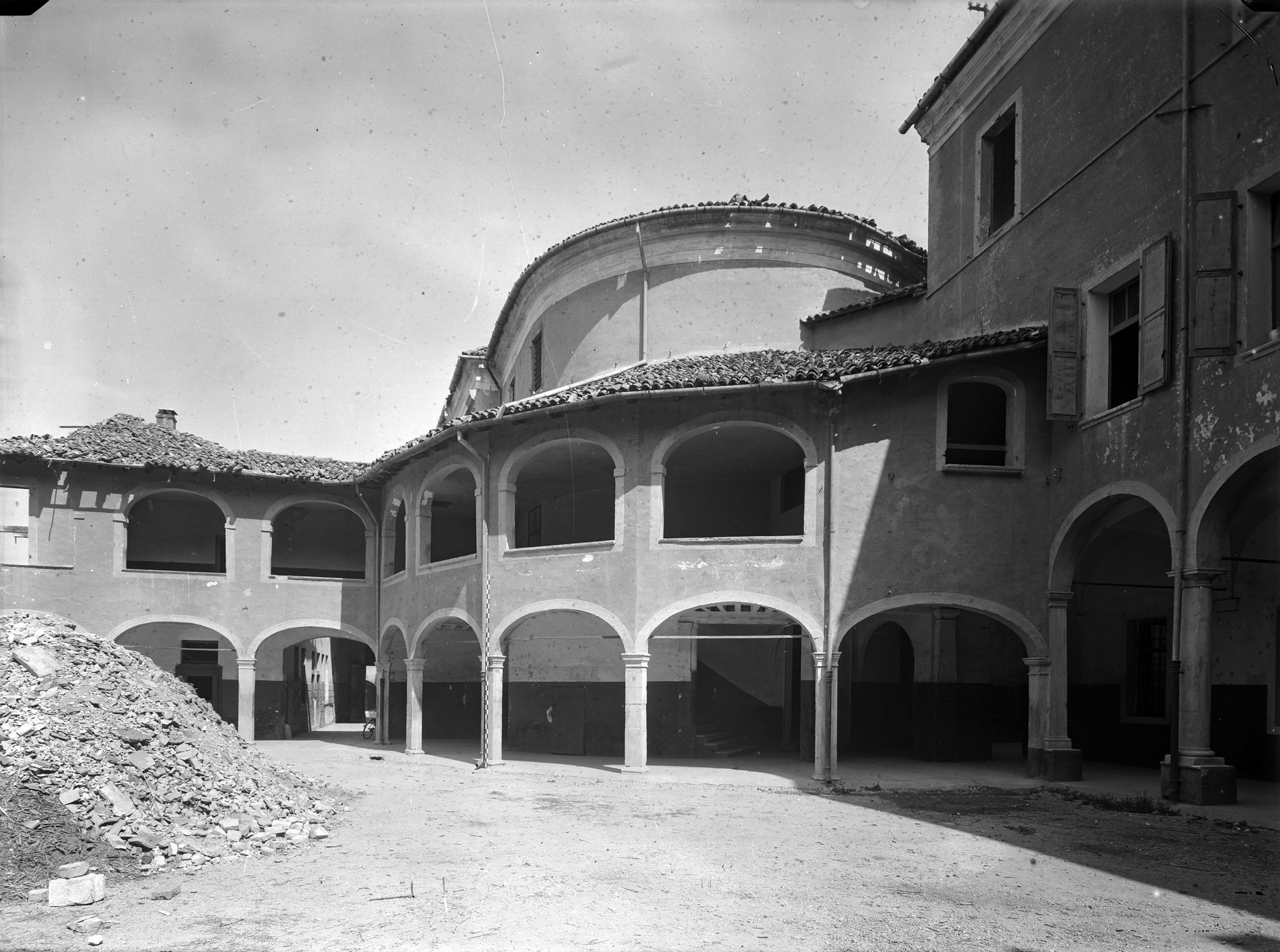 Ex convento Ognisanti. Il loggiato dietro il coro della chiesa (negativo) di Gabinetto fotografico (XX)