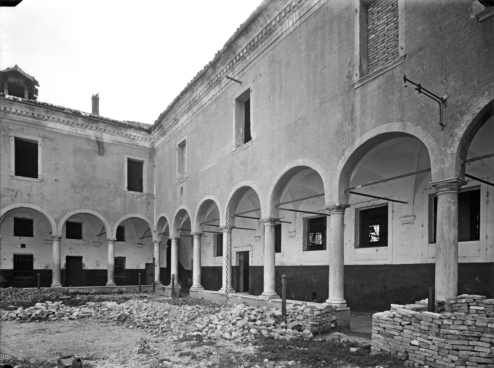 Ex convento Ognisanti. Il 1° chiostro del sec. XVI (negativo) di Gabinetto fotografico (XX)