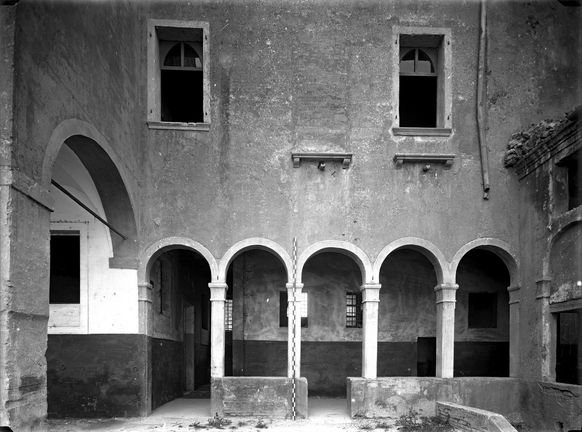 Ex convento Ognisanti. Particolare del secondo chiostro (negativo) di Gabinetto fotografico (XX)