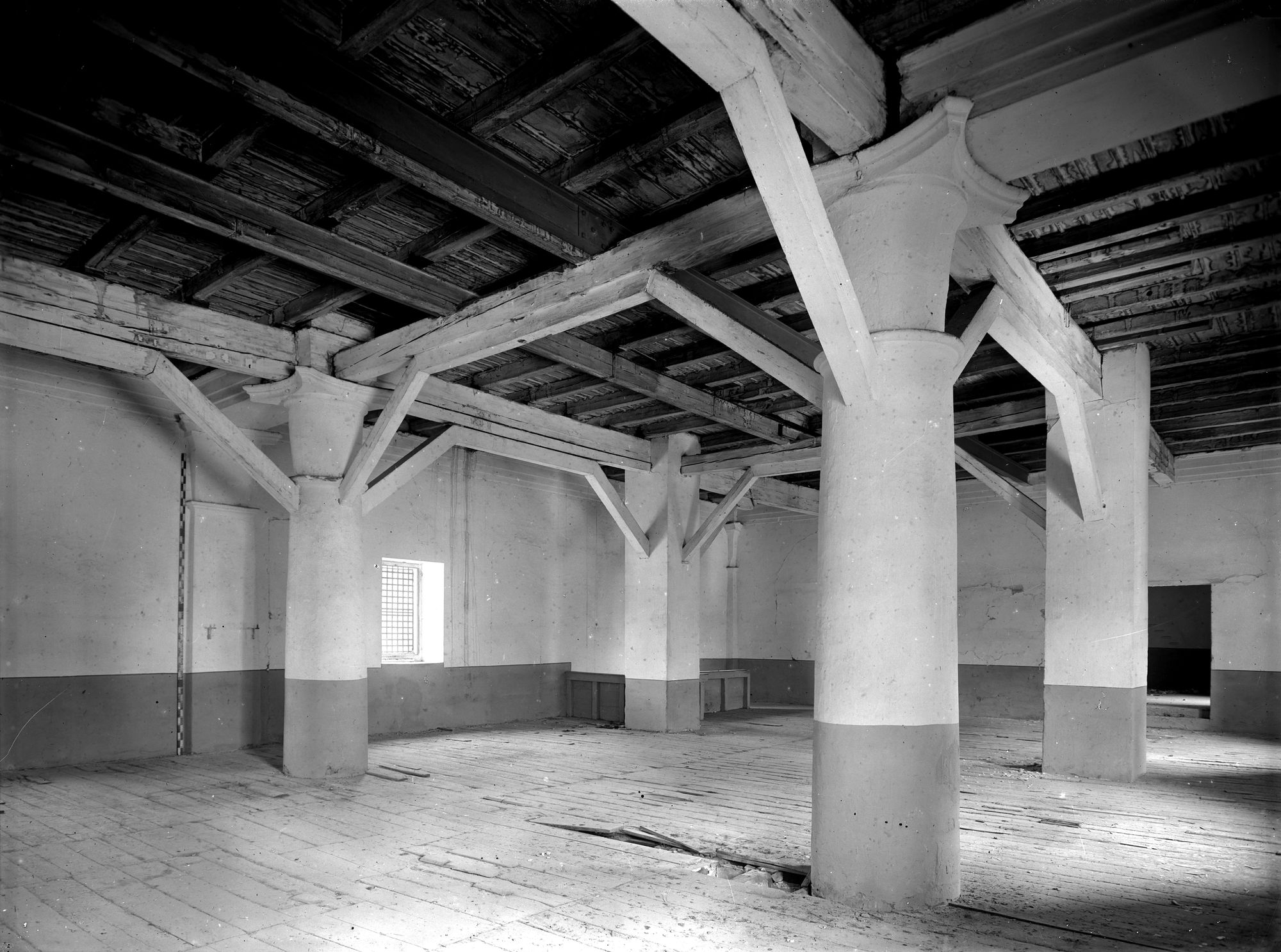 Ex convento Ognisanti. Colonna e capitelli del piano superiore (negativo) di Gabinetto fotografico (XX)