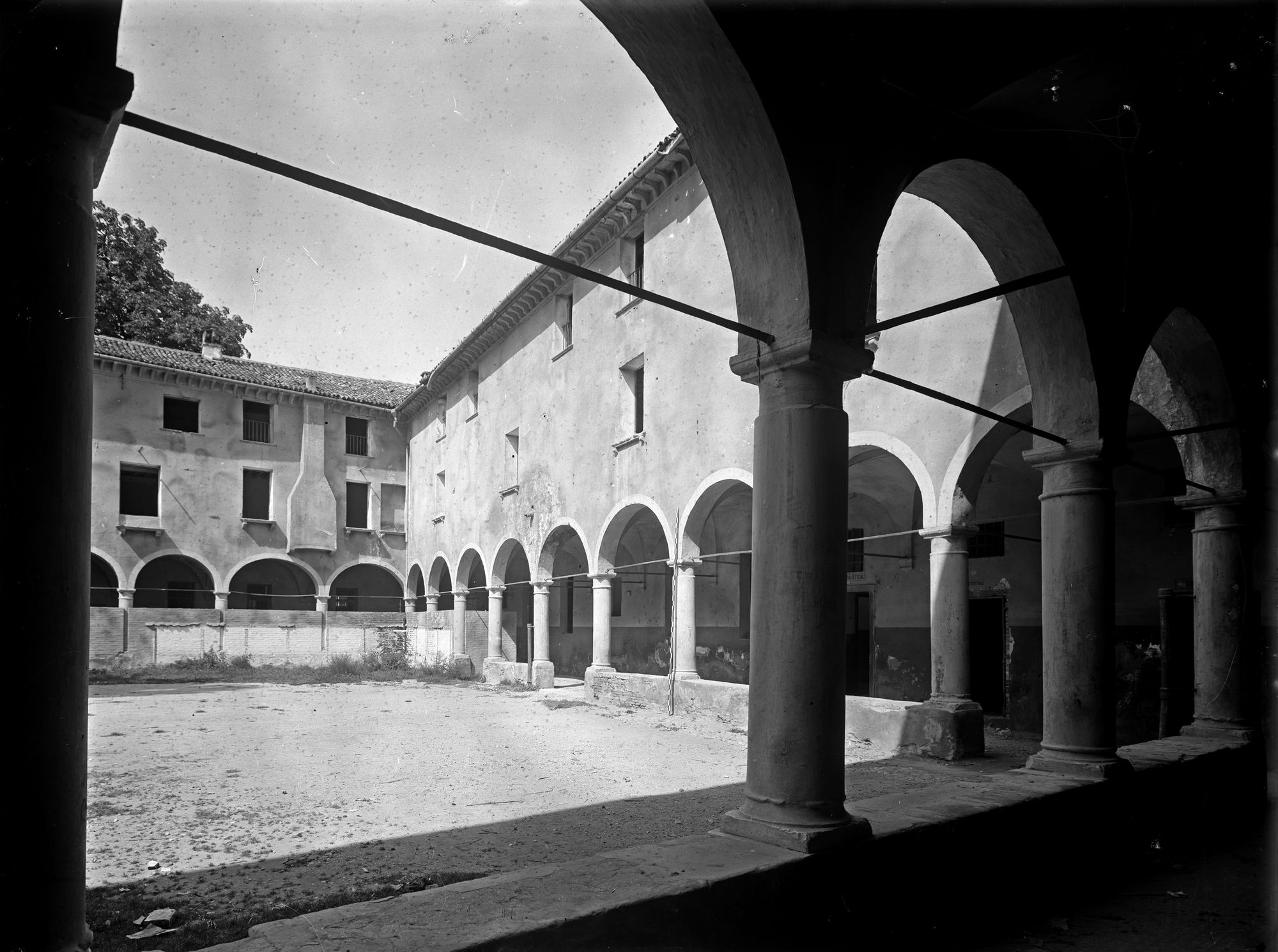 Ex convento Ognisanti. Il IV° chiostro (negativo) di Gabinetto fotografico (XX)