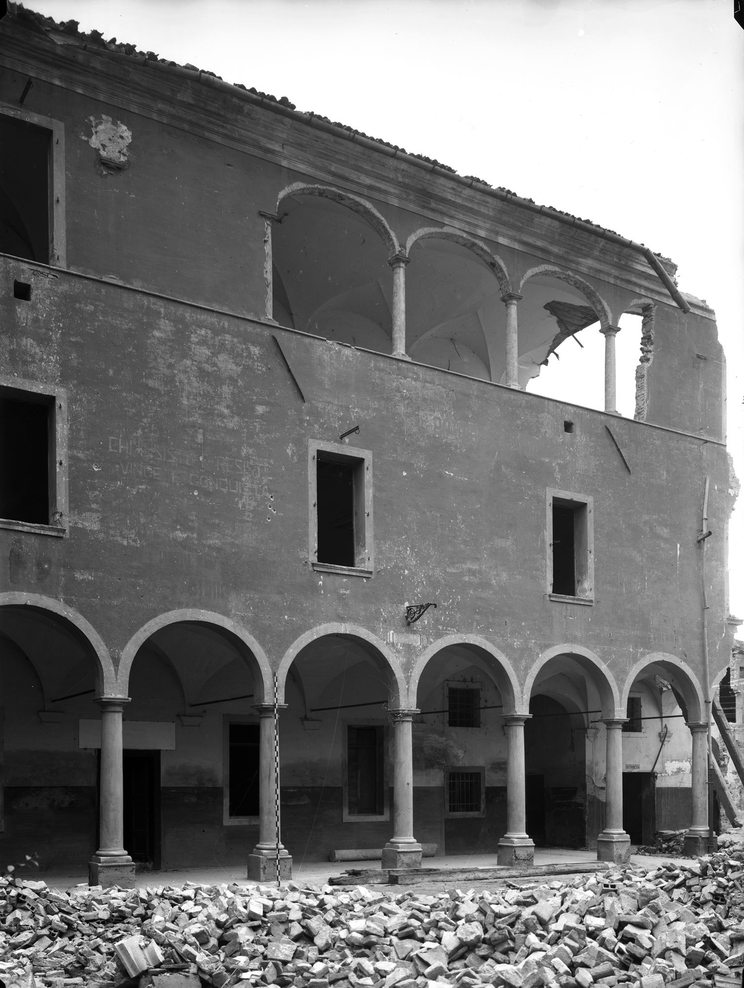 Ex convento Ognisanti. Il III chiostro con la loggia parzialmente riaperta (negativo) di Gabinetto fotografico (XX)