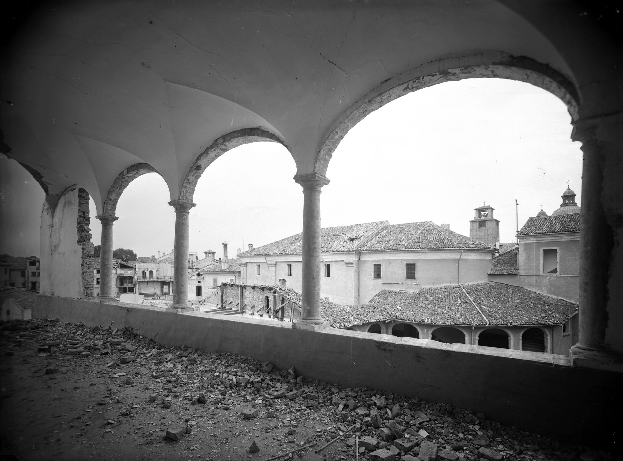 Ex convento Ognisanti. La loggia del II piano verso l'interno (negativo) di Gabinetto fotografico (XX)