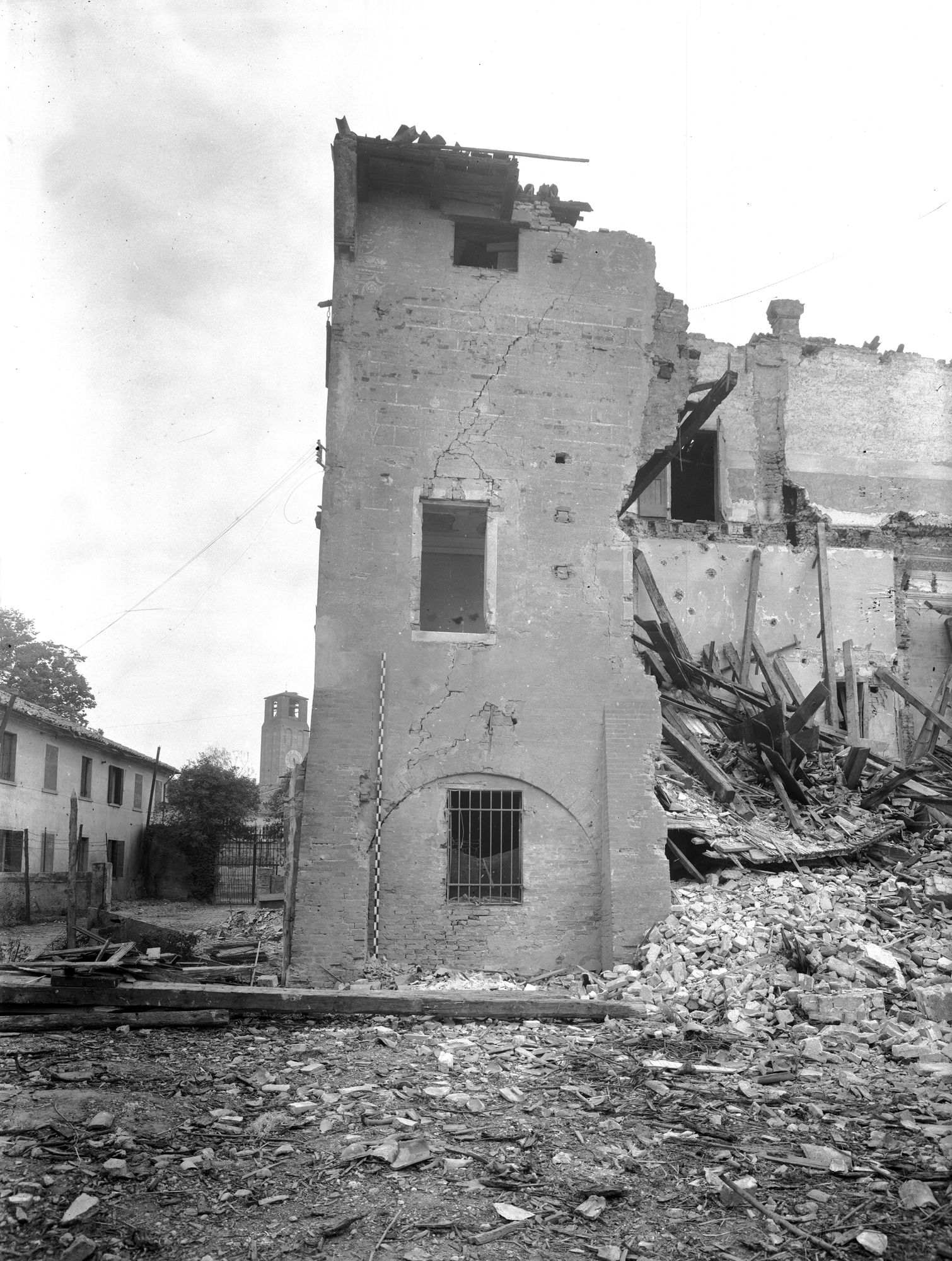 Casa in via Commenda . Quanto rimane dopo il bombardamento del 14/5/1944 (negativo) di Gabinetto fotografico (XX)