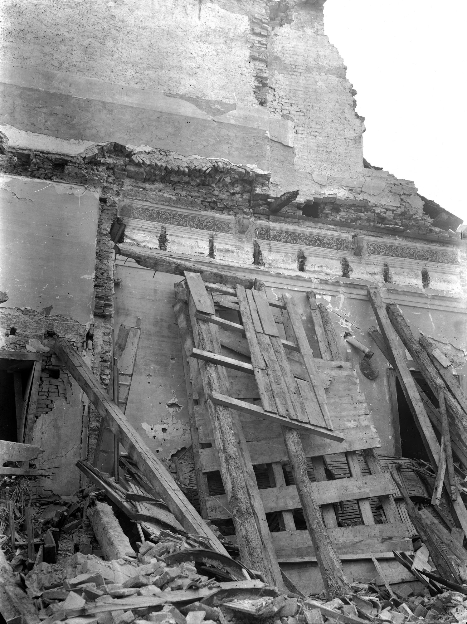 La Commenda. Fregio del XV-XVI riapparsi dopo il bombardamento del 14/5/1944 (negativo) di Gabinetto fotografico (XX)