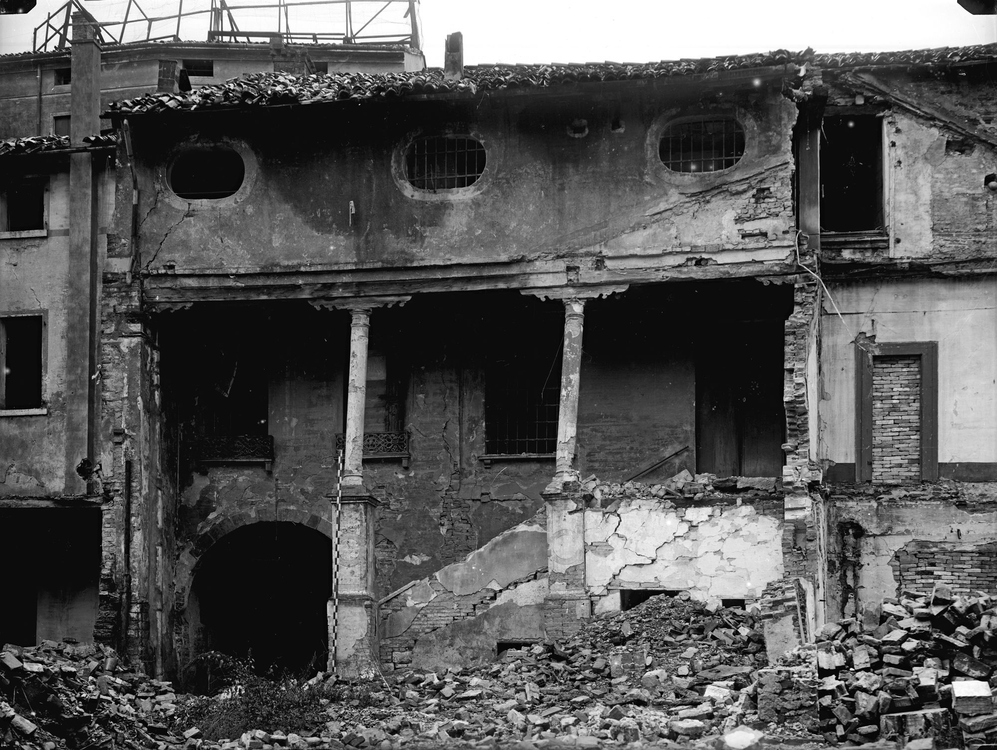 Palazzo Collalto 5-7. Scala scoperta e loggia sul cortile del sec. XIV colpita il 14/5/1944 (negativo) di Gabinetto fotografico (XX)