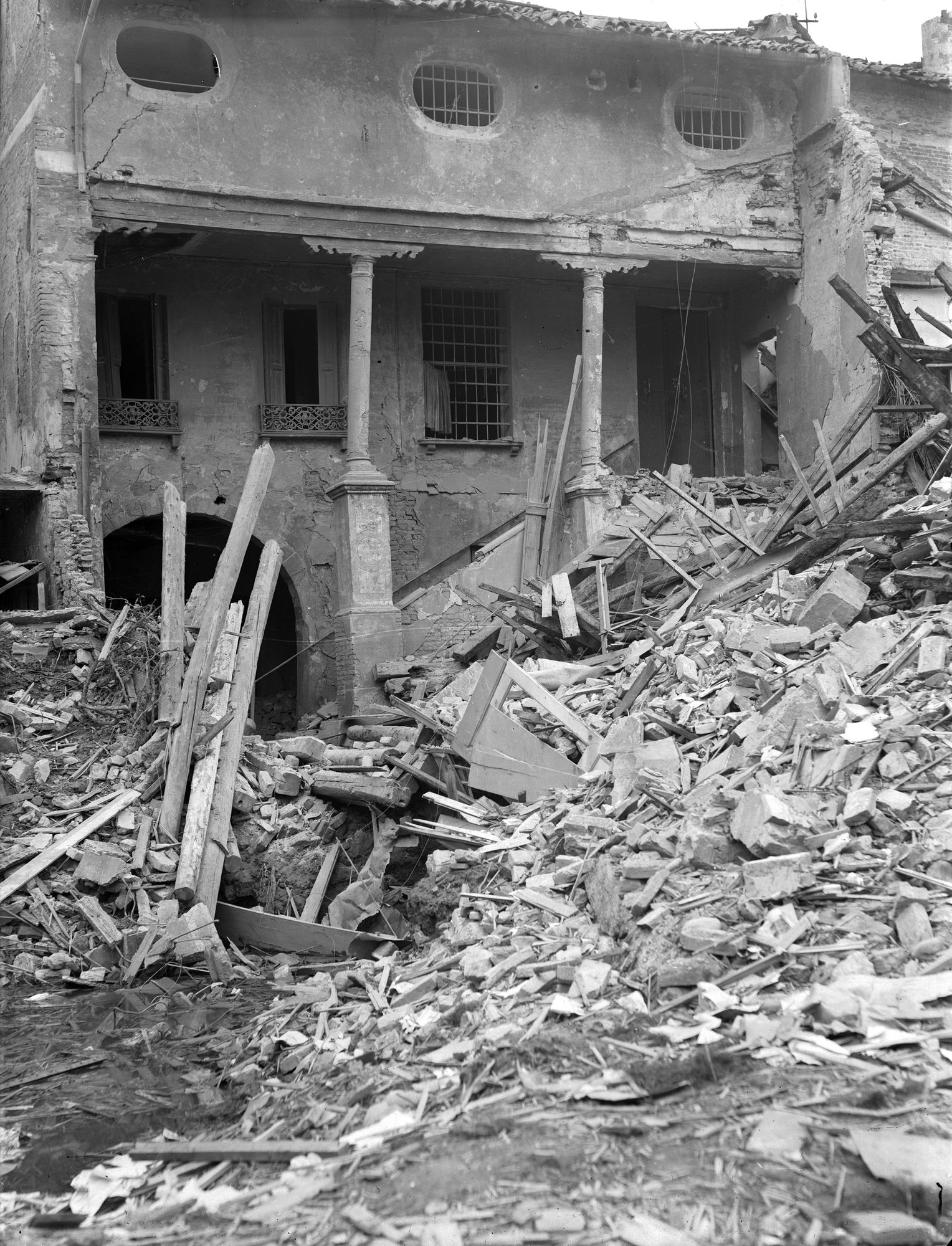 Palazzo Collalto 5-7. Scala scoperta e loggia sul cortile del sec. XIV colpita il 14/5/1944 (negativo) di Gabinetto fotografico (XX)