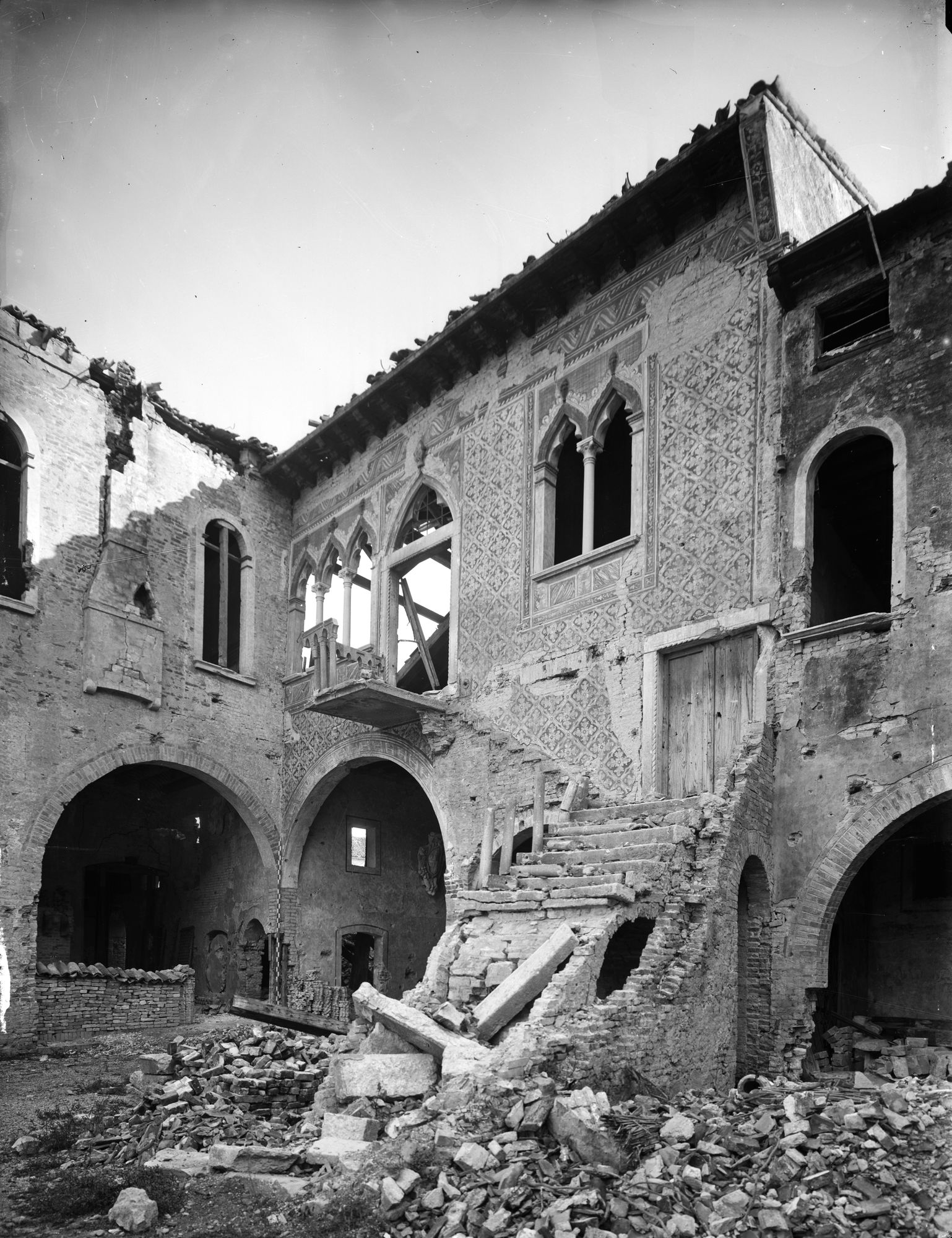 Via Canova 36-38. Palazzo da Noale del sec. XV. Cortile interno e gradinata dopo il bombardamento del 7/4/1944 (negativo) di Gabinetto fotografico (XX)