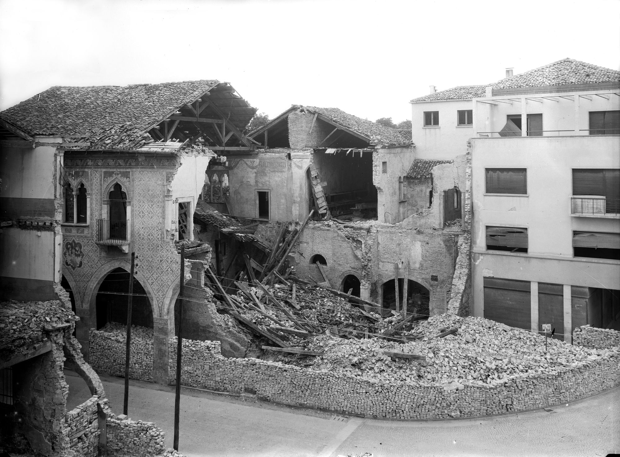 Via Canova 36-38. Palazzo da Noale del sec. XV. Veduta delle rovine dopo il bombardamento del 7/4/1944 (negativo) di Gabinetto fotografico (XX)