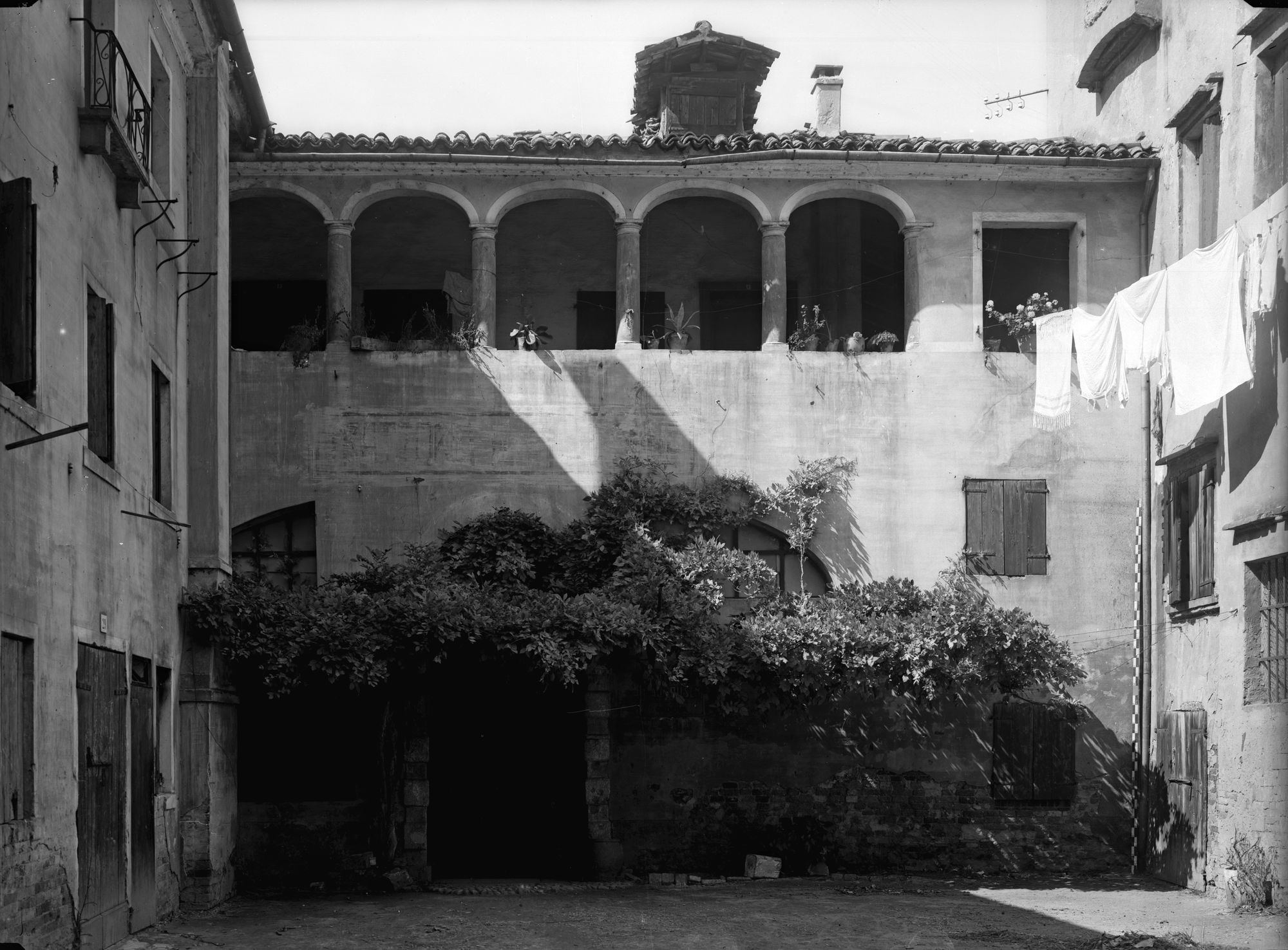 Piazza Rinaldi 8. " Osteria della colonna " con loggiato. Sec. XVII (negativo) di Gabinetto fotografico (XX)