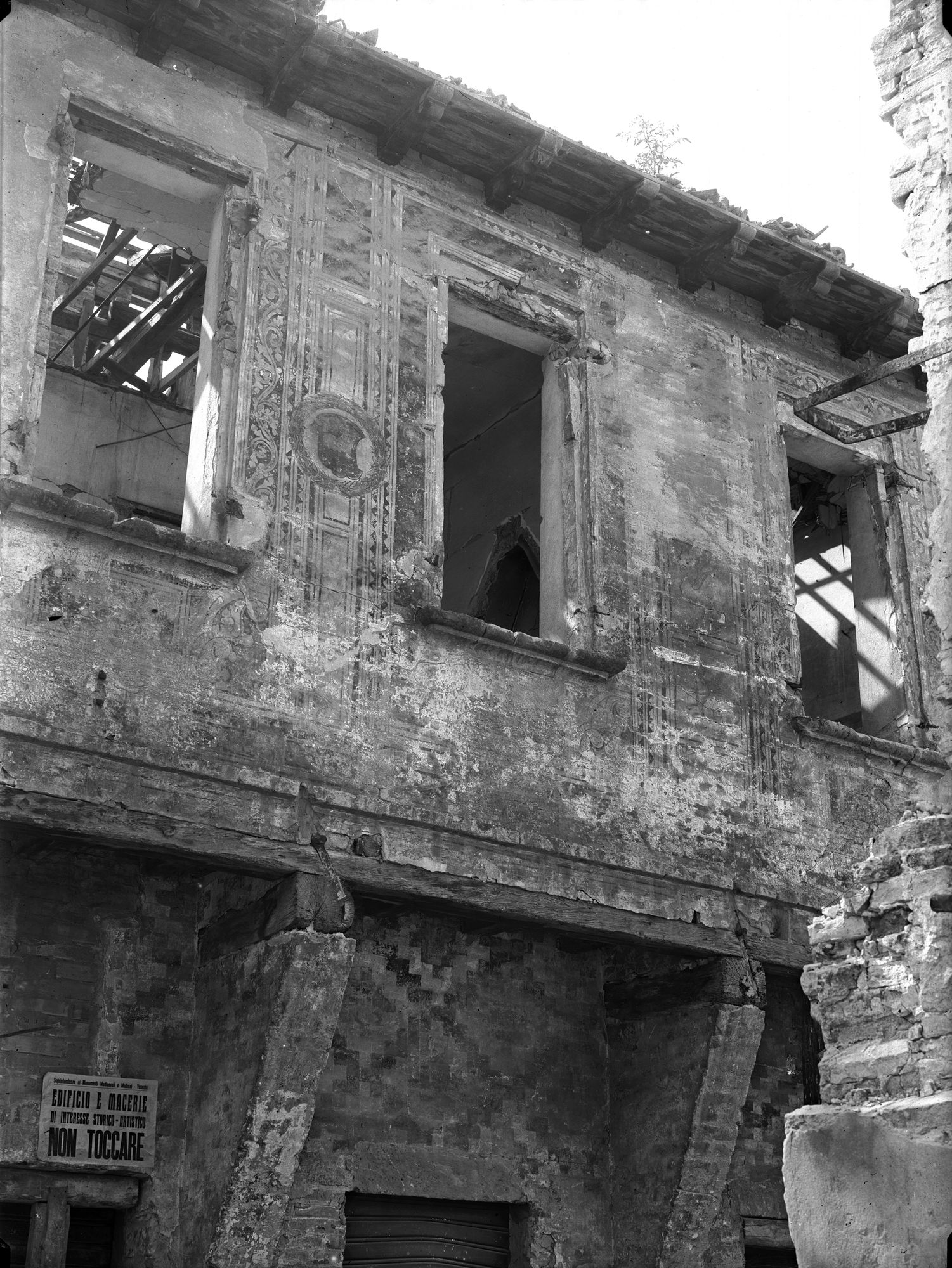 Via Giovanni 16. Casa gotica con traccie di affreschi dopo il bombardamento del 7/4/1944 (negativo) di Gabinetto fotografico (XX)